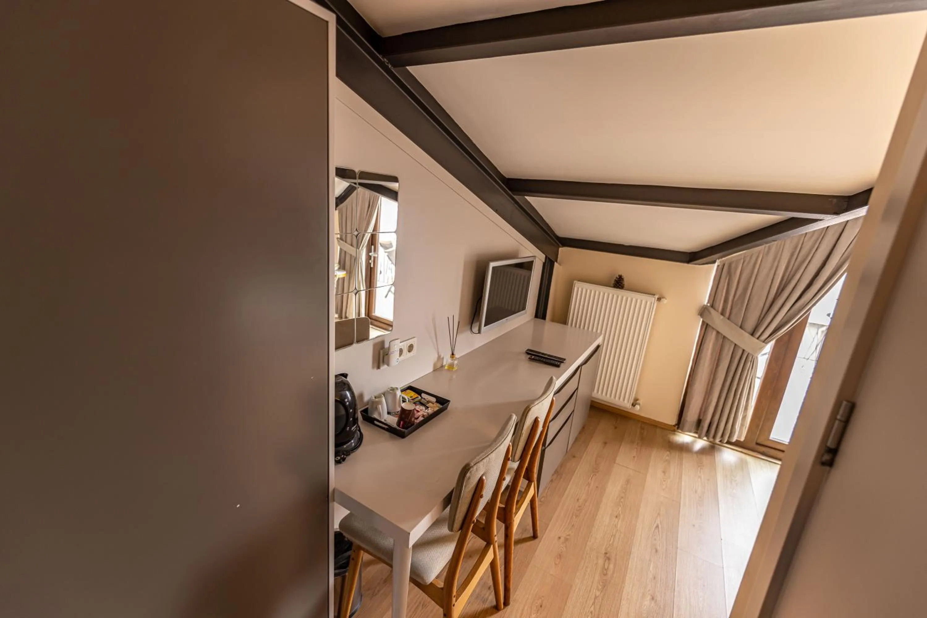 hair dresser, Bed in Calanthe Residence