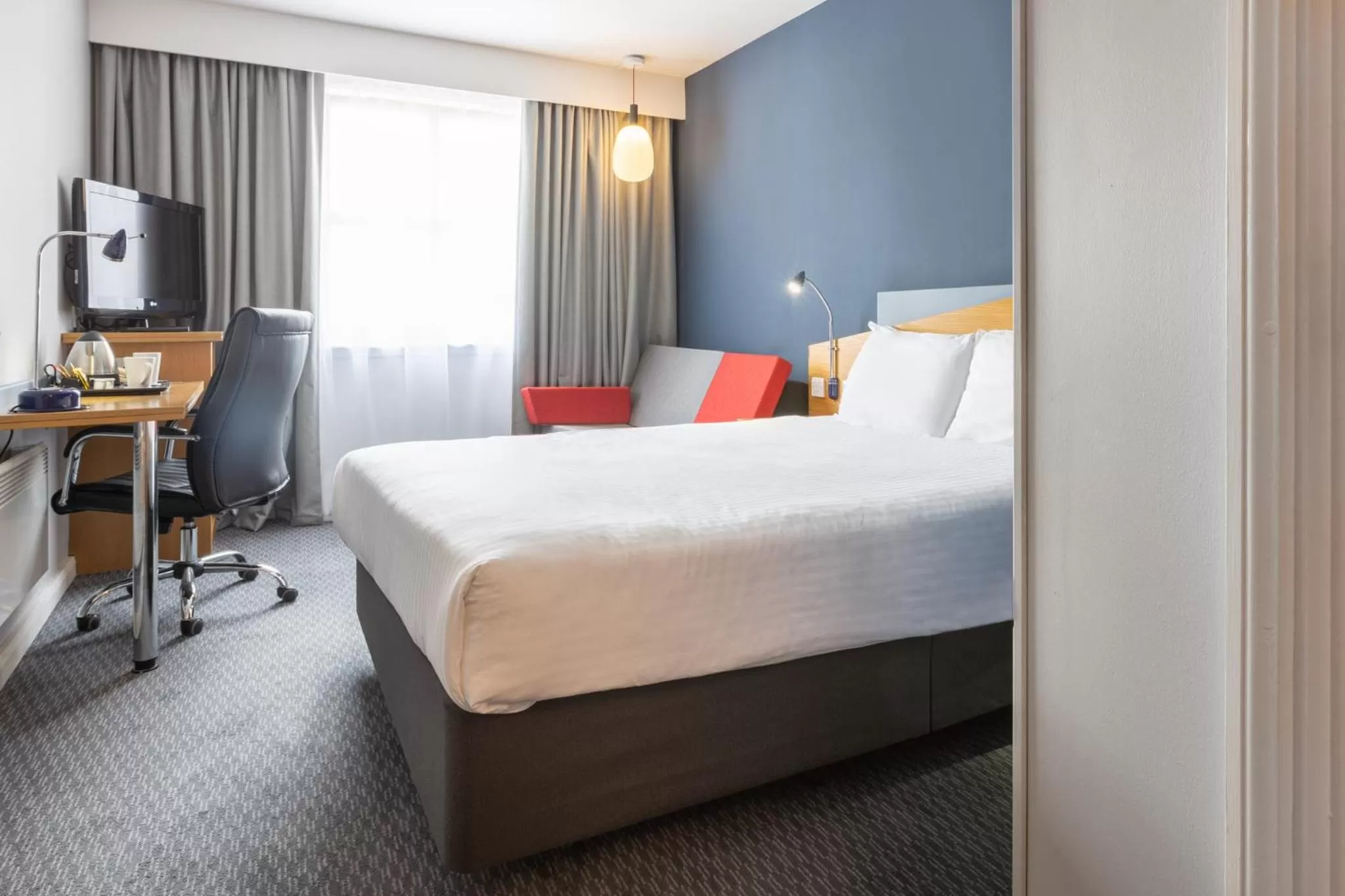 Bed in Holiday Inn Express Aberdeen City Centre by IHG