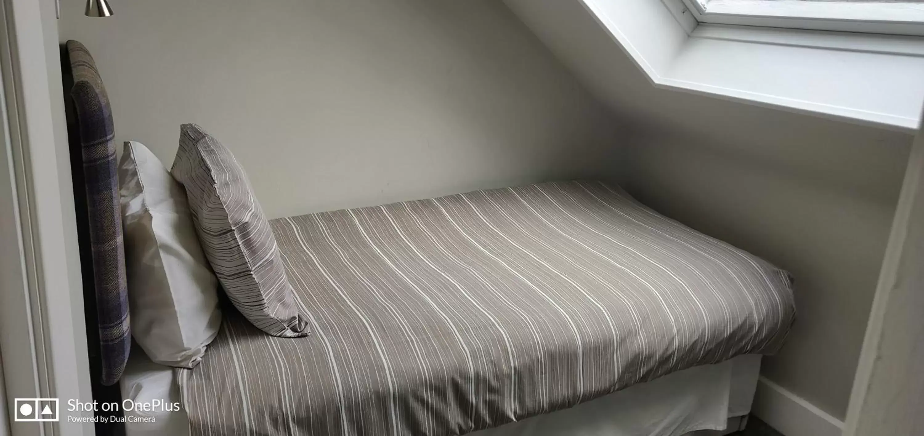 Triple Room with Bathroom in Market Brae Guesthouse Triple Room with Bathroom in Market Brae Guesthouse