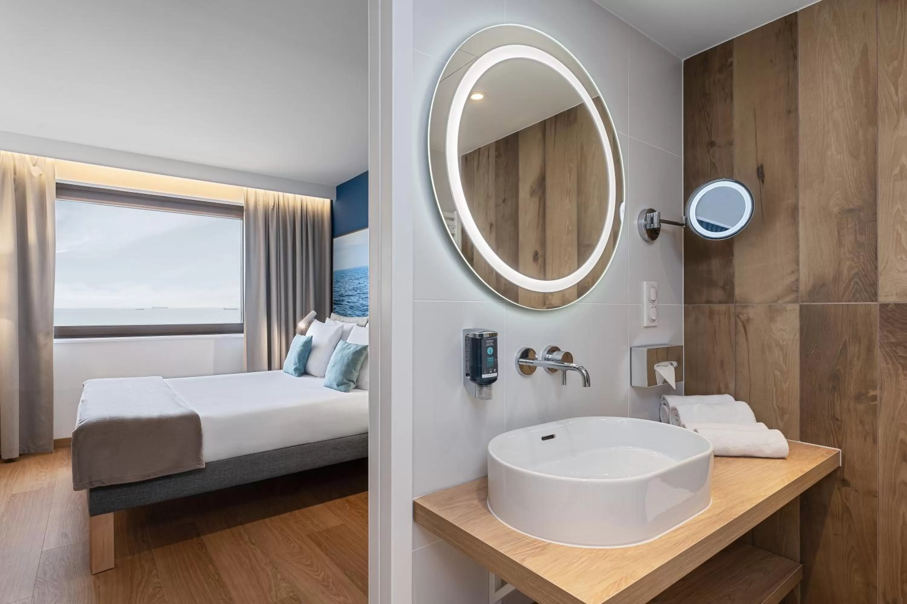 Bathroom, Bed in Novotel Gdańsk Marina