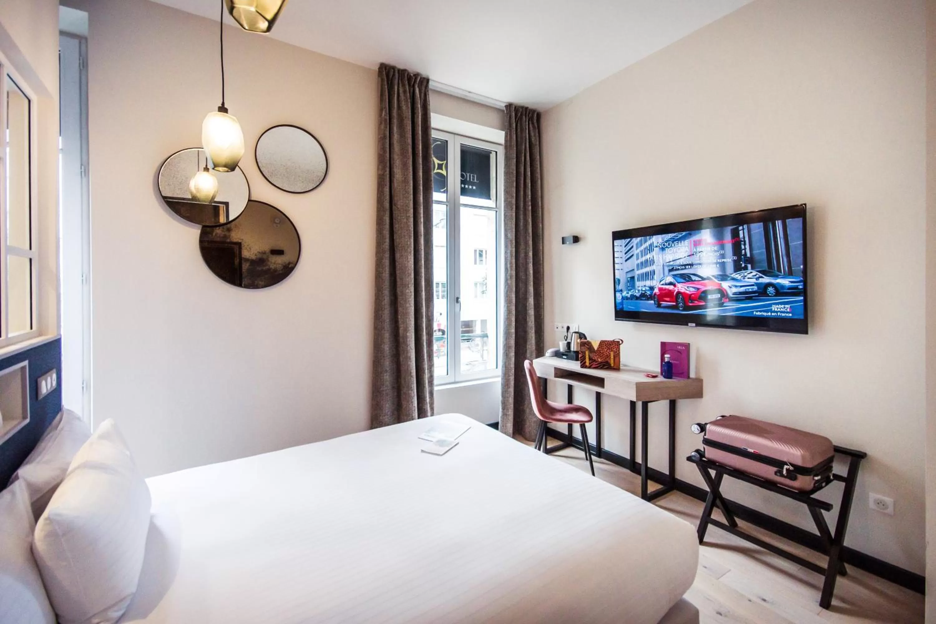 Photo of the whole room, Bed in Logis Villa C Hôtel