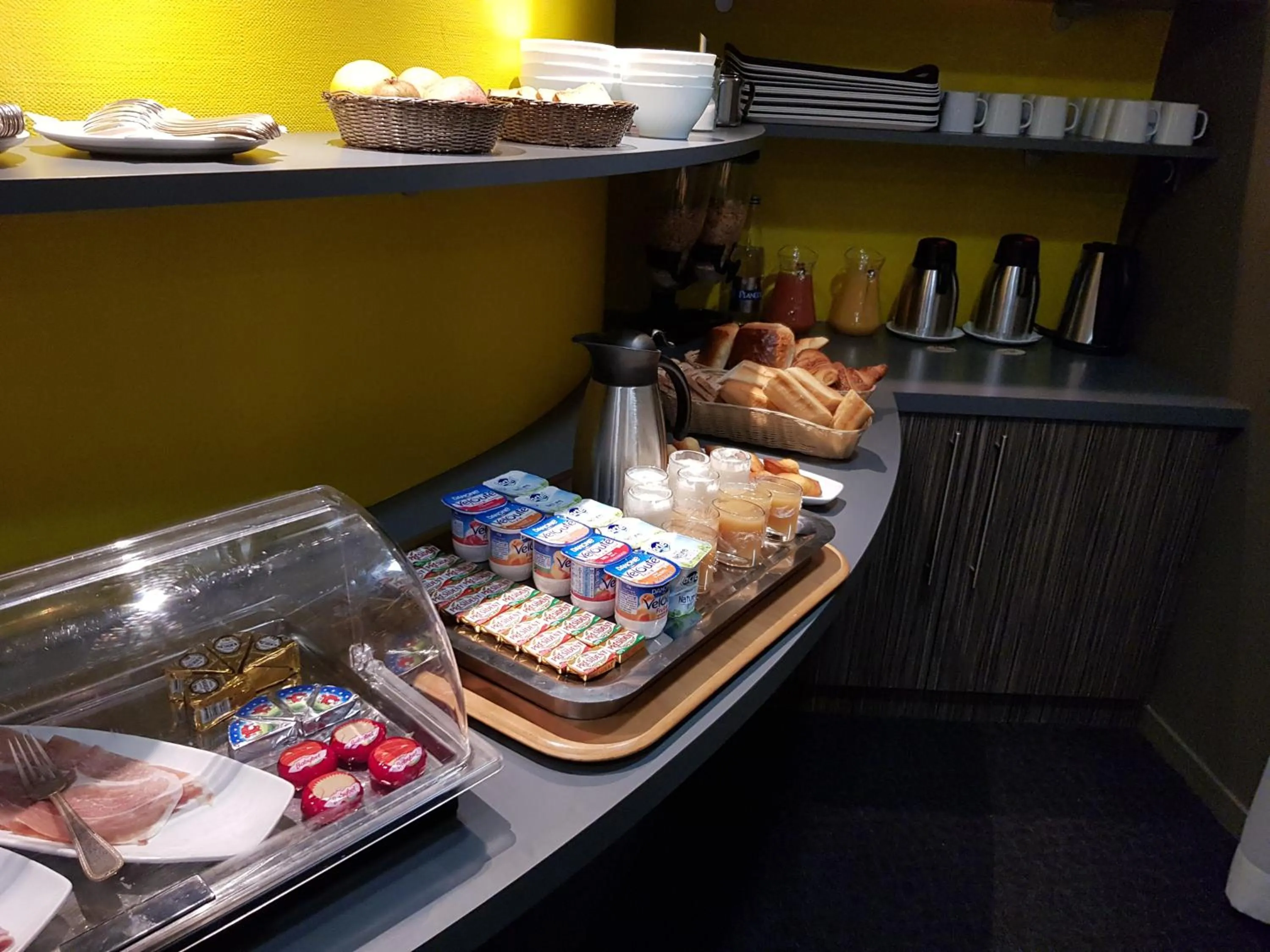 Buffet breakfast in Logis Hôtel A la Bonne Auberge