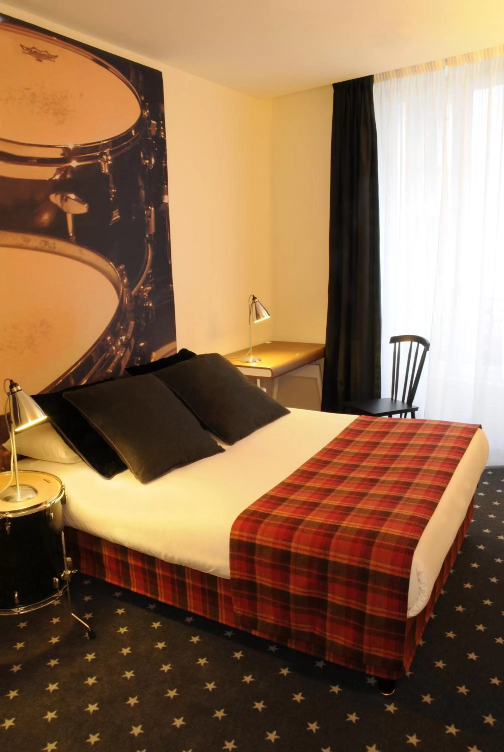 Bed in Hôtel du Triangle d'Or