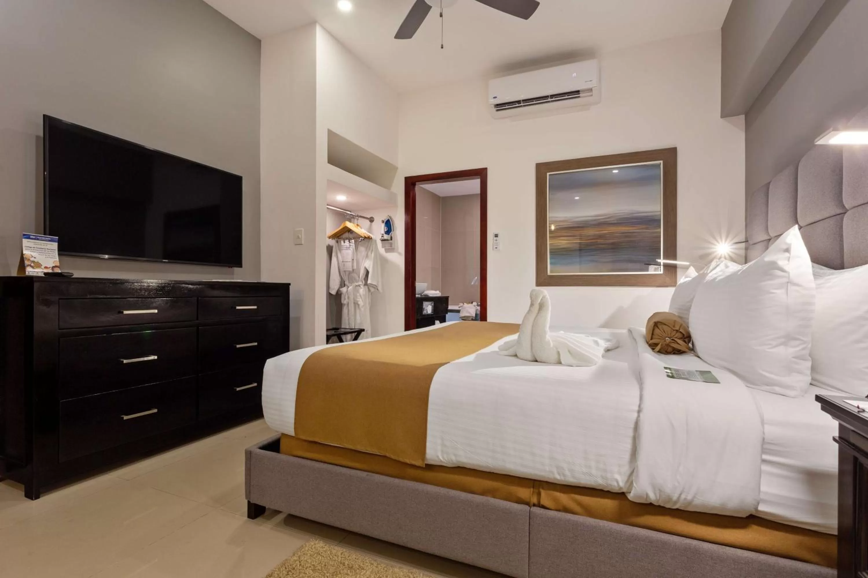 Photo of the whole room, Bed in Best Western Plus Belize Biltmore Plaza