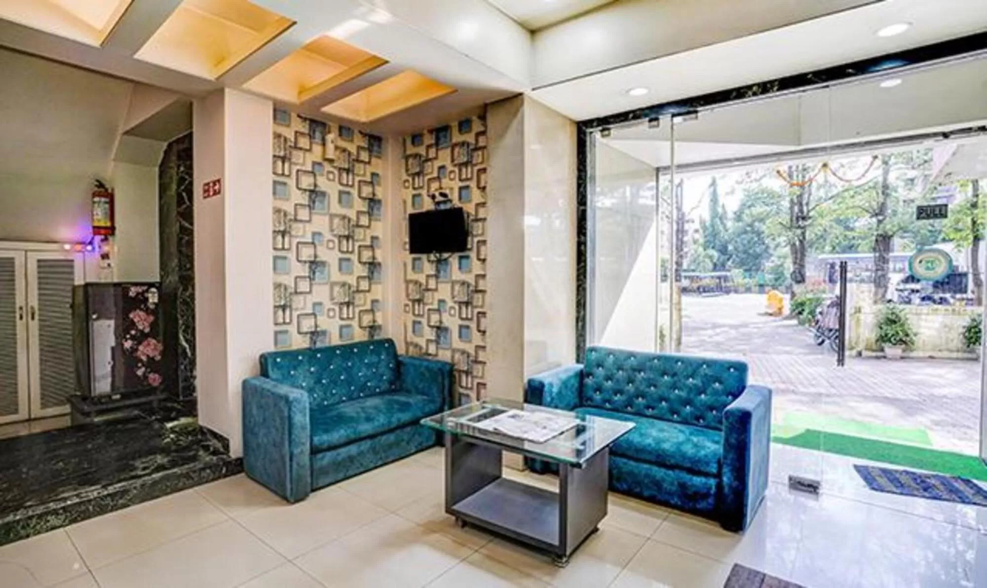 Communal lounge/ TV room in SriKrishna Paradise Hotel Thane Navi Mumbai