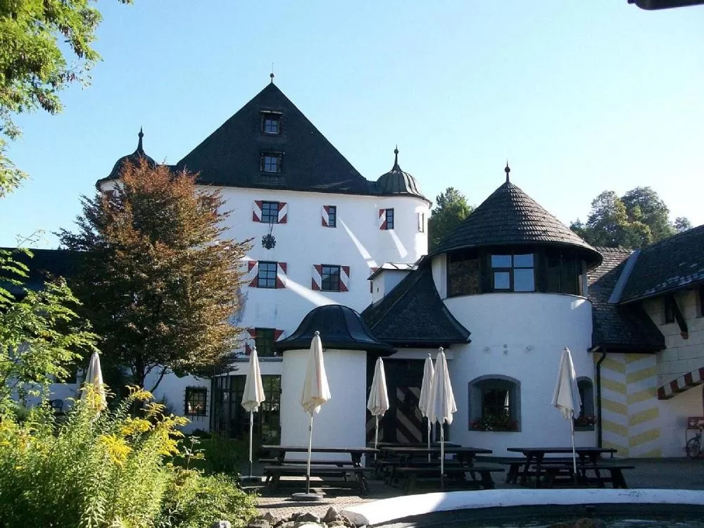 Property building in Family Hotel Schloss Rosenegg