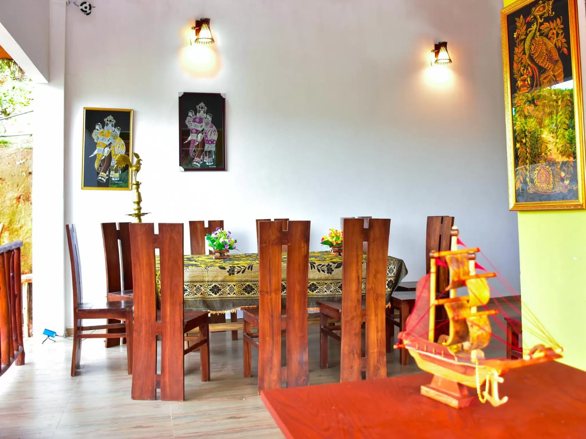 Restaurant/places to eat in Ornateview Hotel