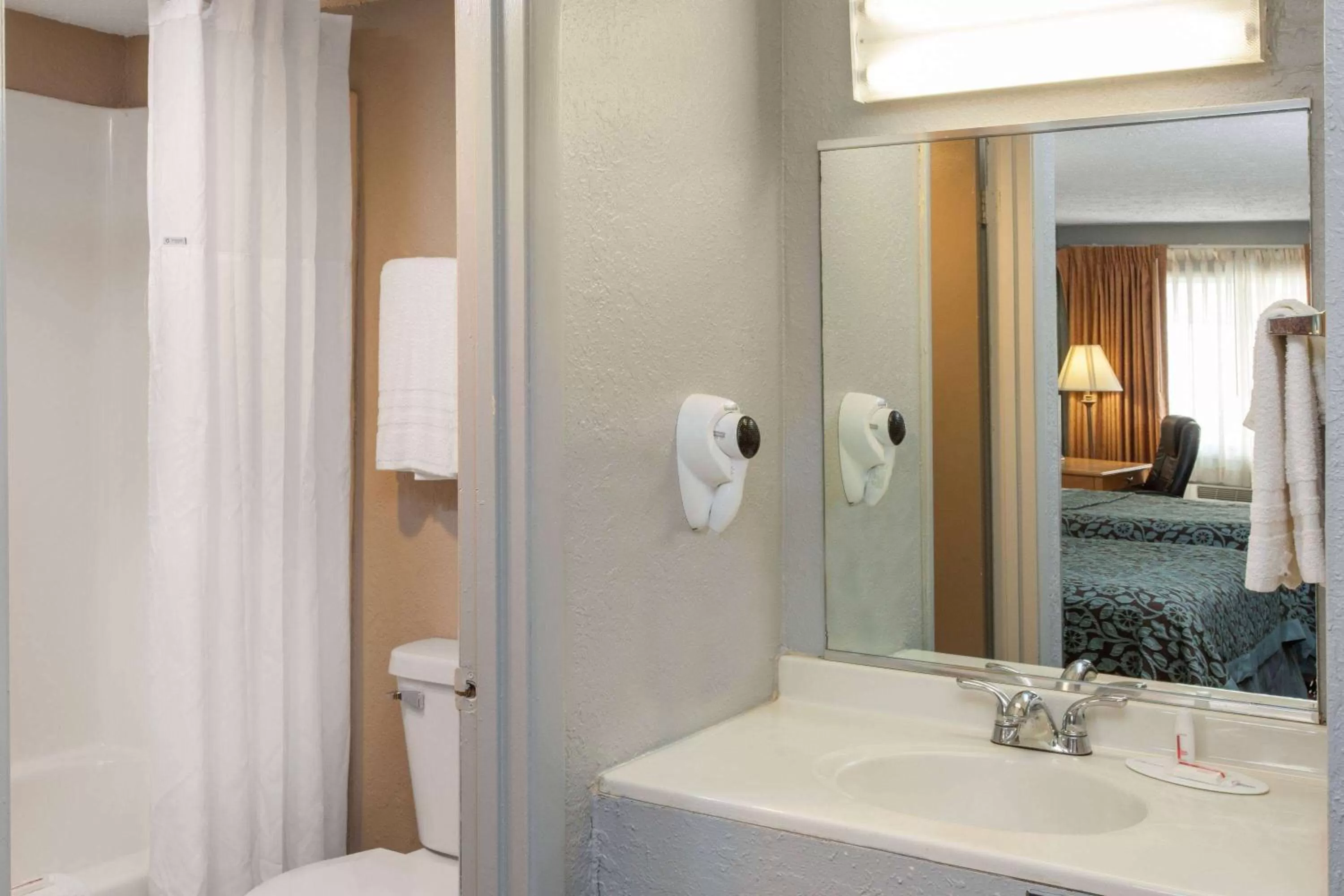 TV and multimedia, Bed in Days Inn by Wyndham Farmer City