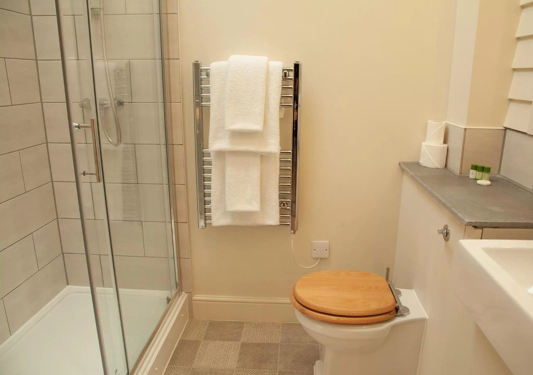 Bathroom in The Kings Arms Hotel