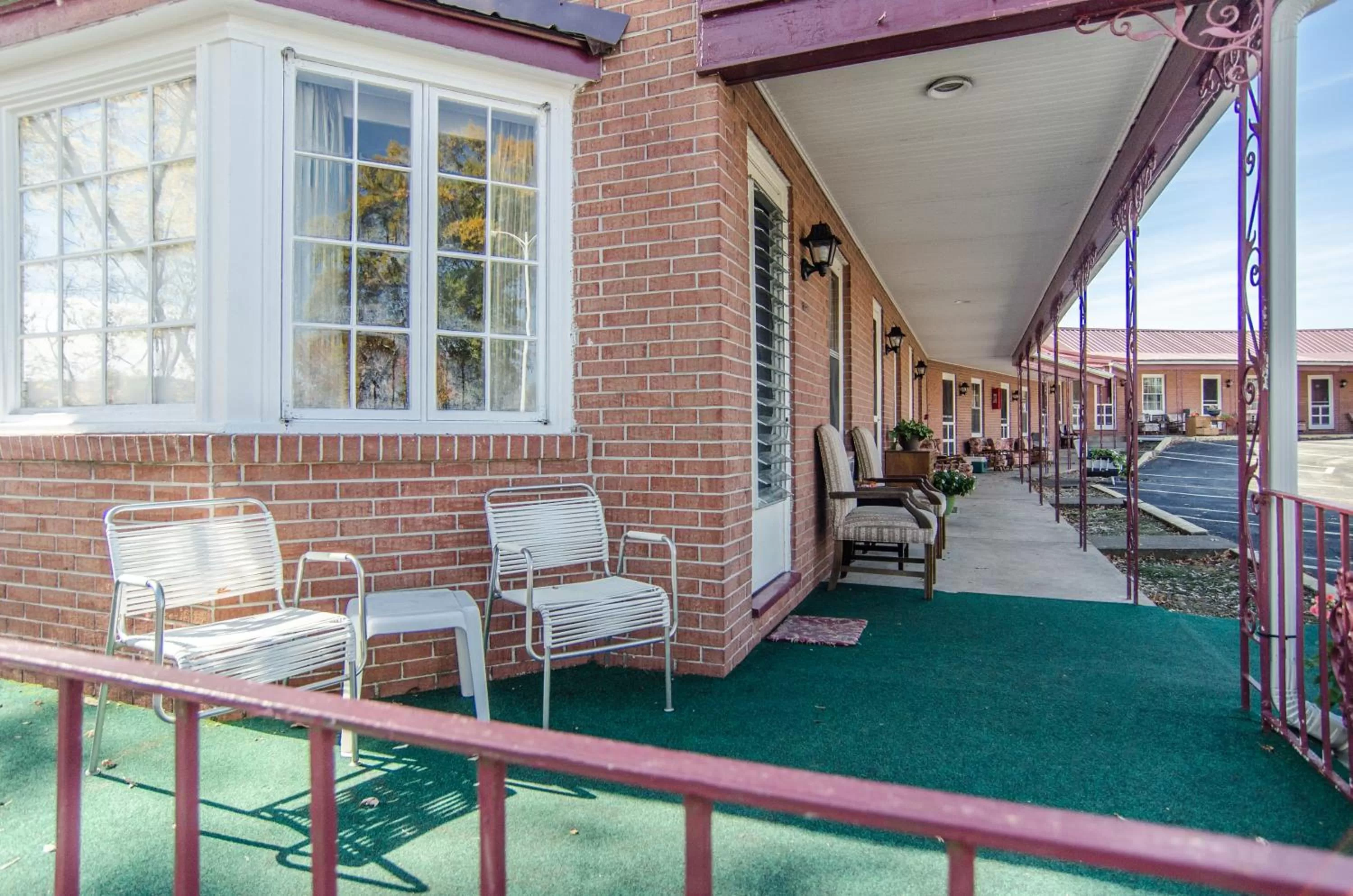 Area and facilities in Hancock Motel