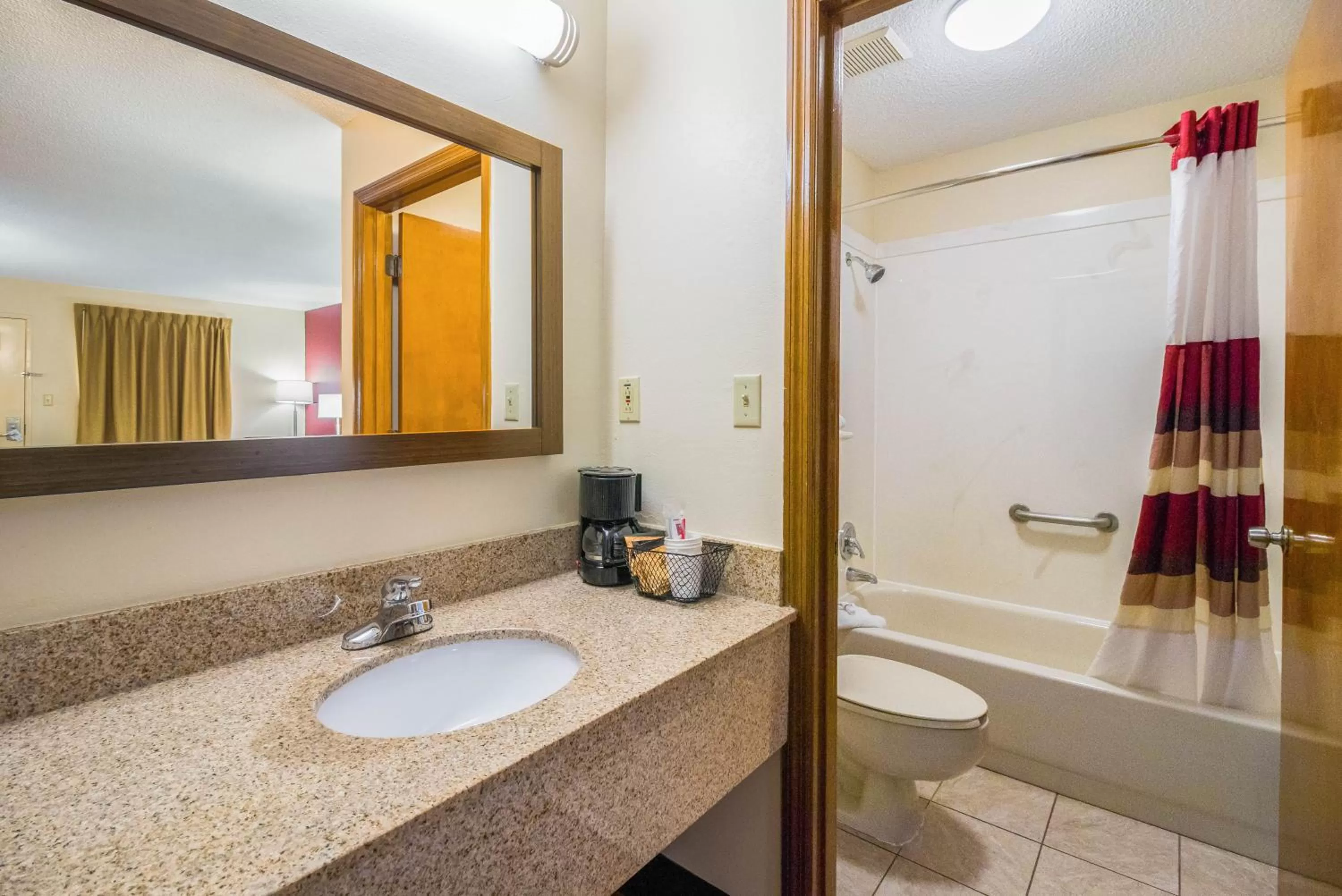 Bathroom in Red Roof Inn Clarksville