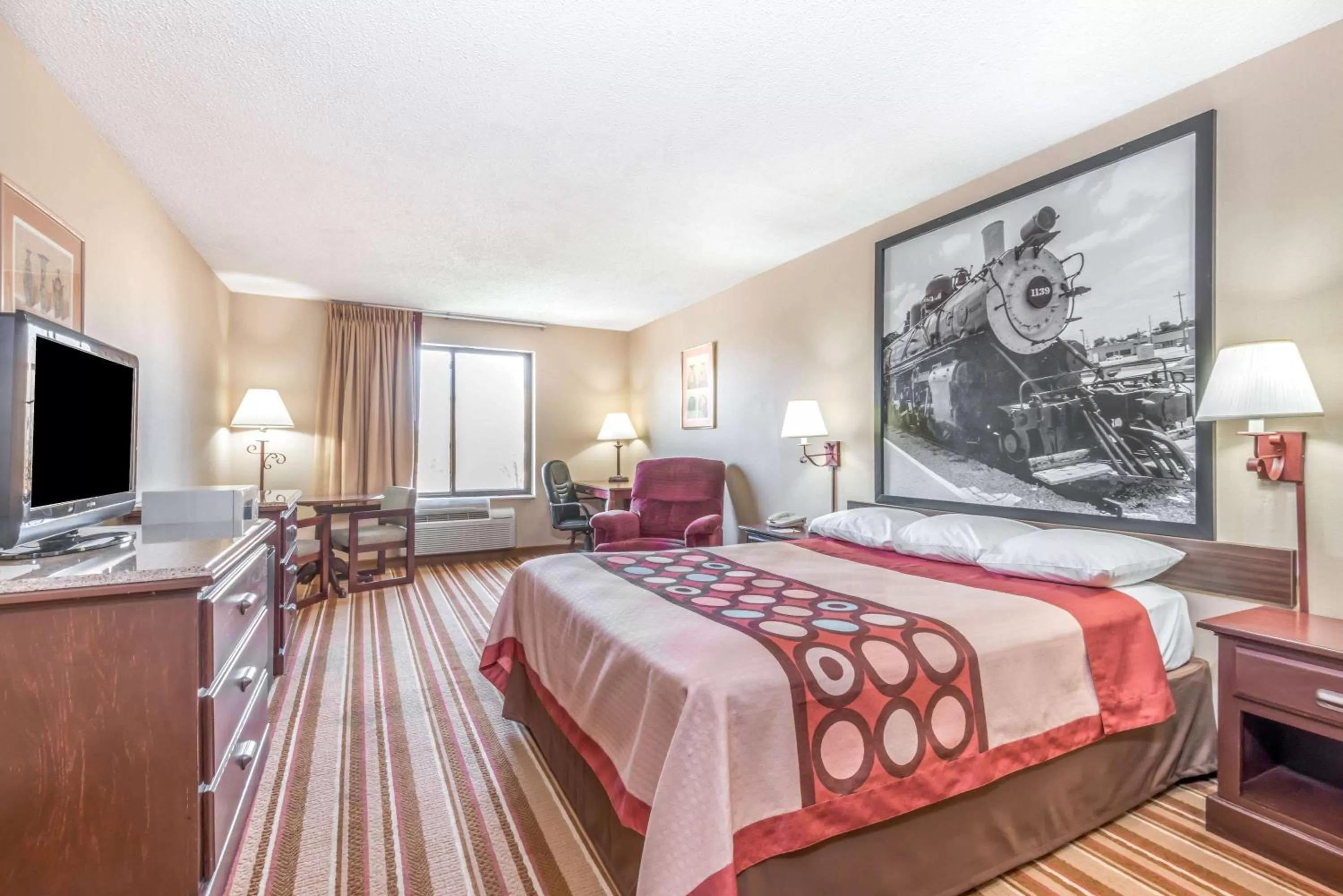 Photo of the whole room, Bed in Super 8 by Wyndham Salina I-70