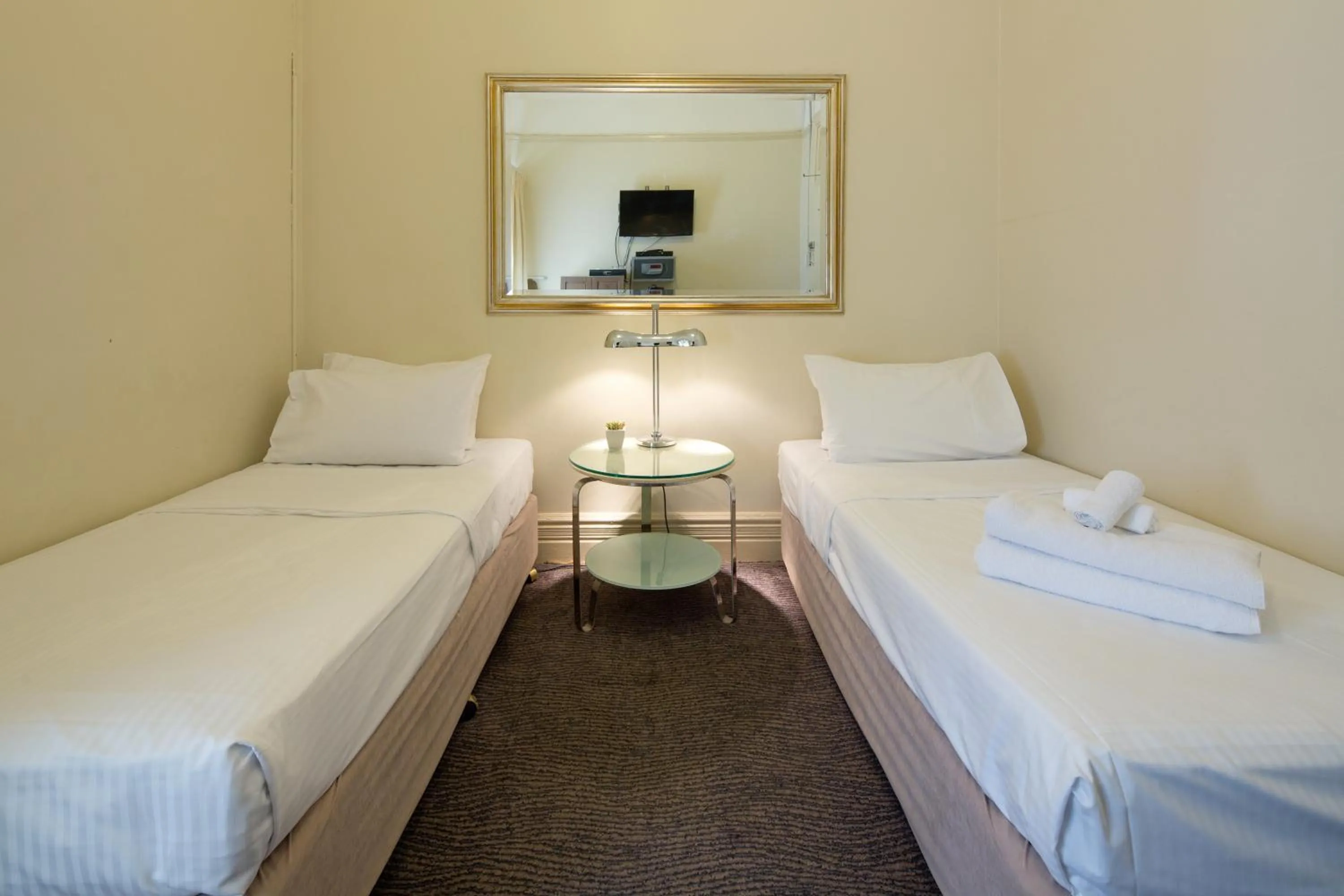 Photo of the whole room, Bed in Neutral Bay Lodge