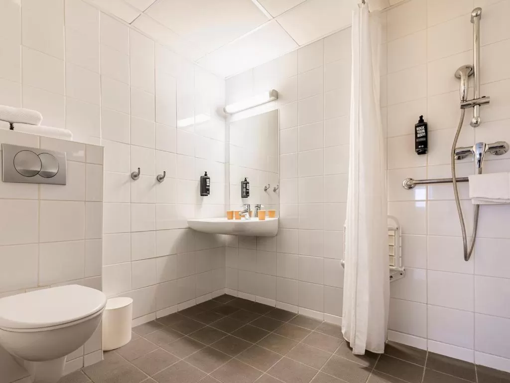 Bathroom in ibis budget Bordeaux Centre Mériadeck