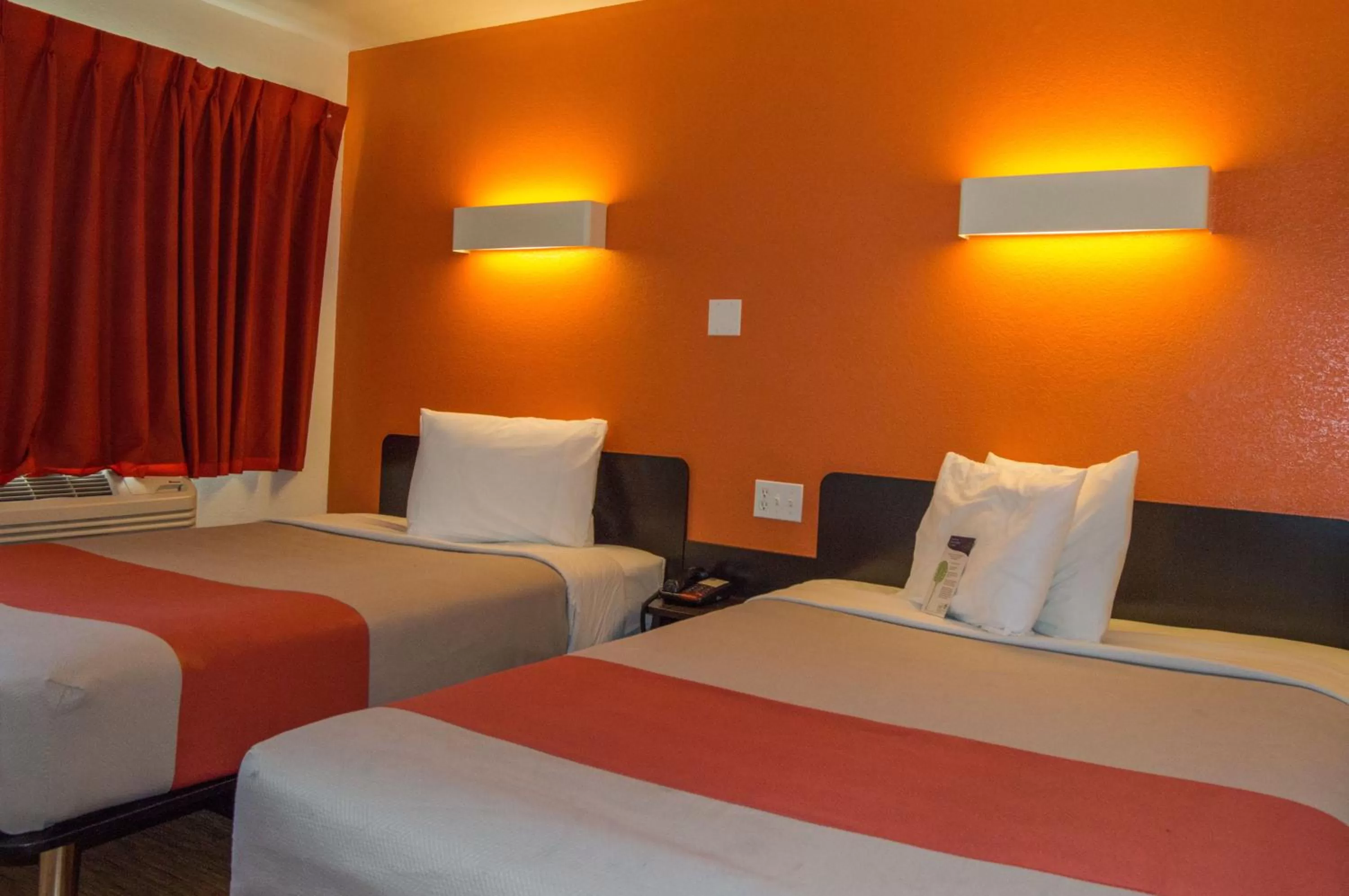 Bedroom, Bed in Motel 6-Ardmore, OK