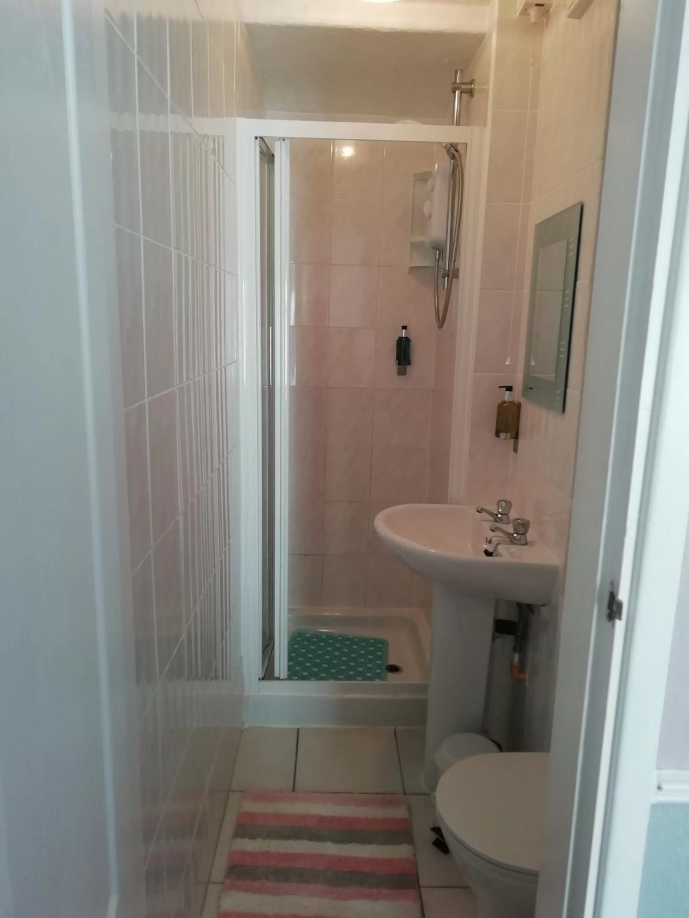 Bathroom in Shirley Heights Hotel