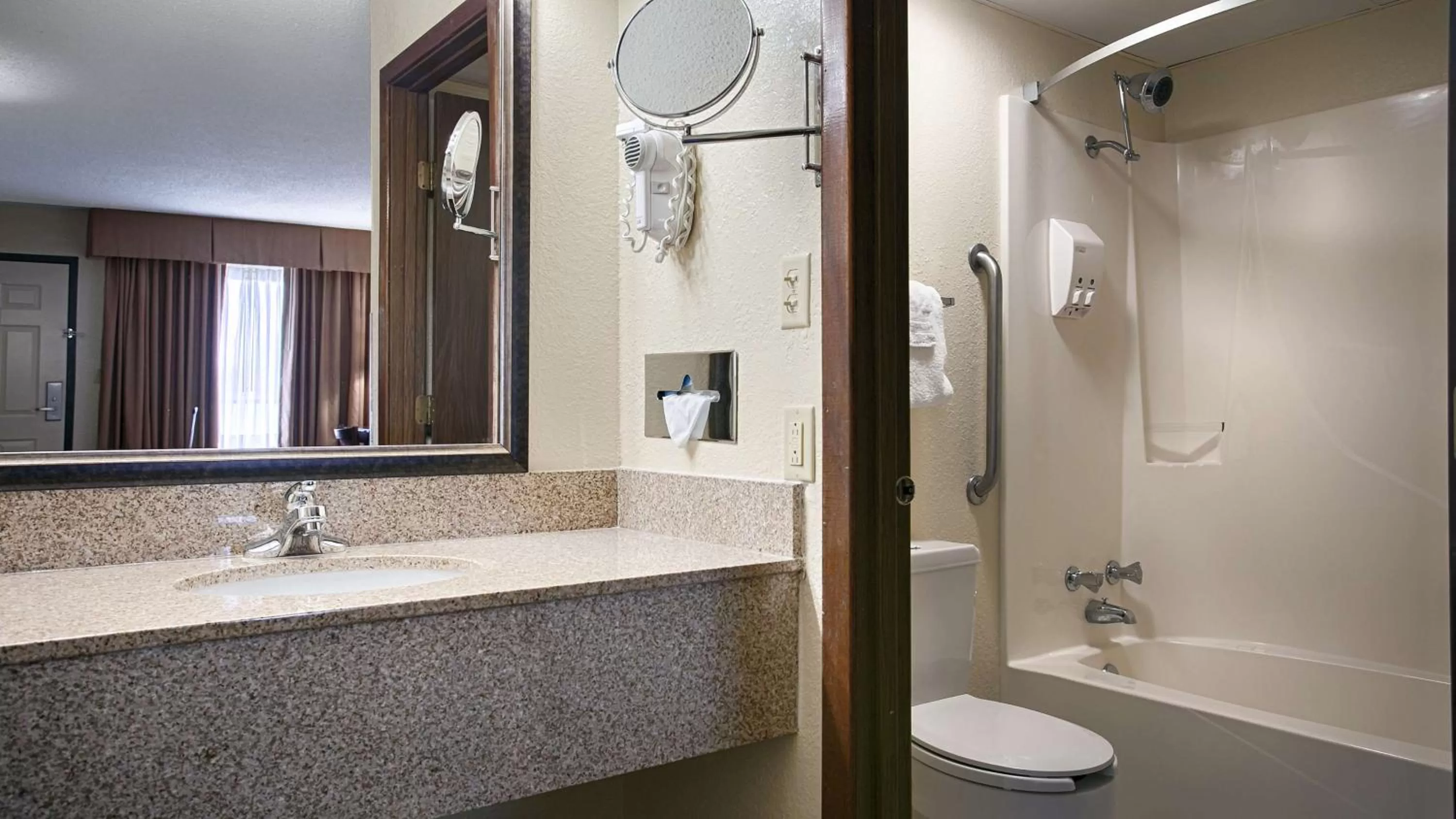 King Room with King Bed and Bath Tub - Disability Access/Non-Smoking in Best Western Center Pointe Inn