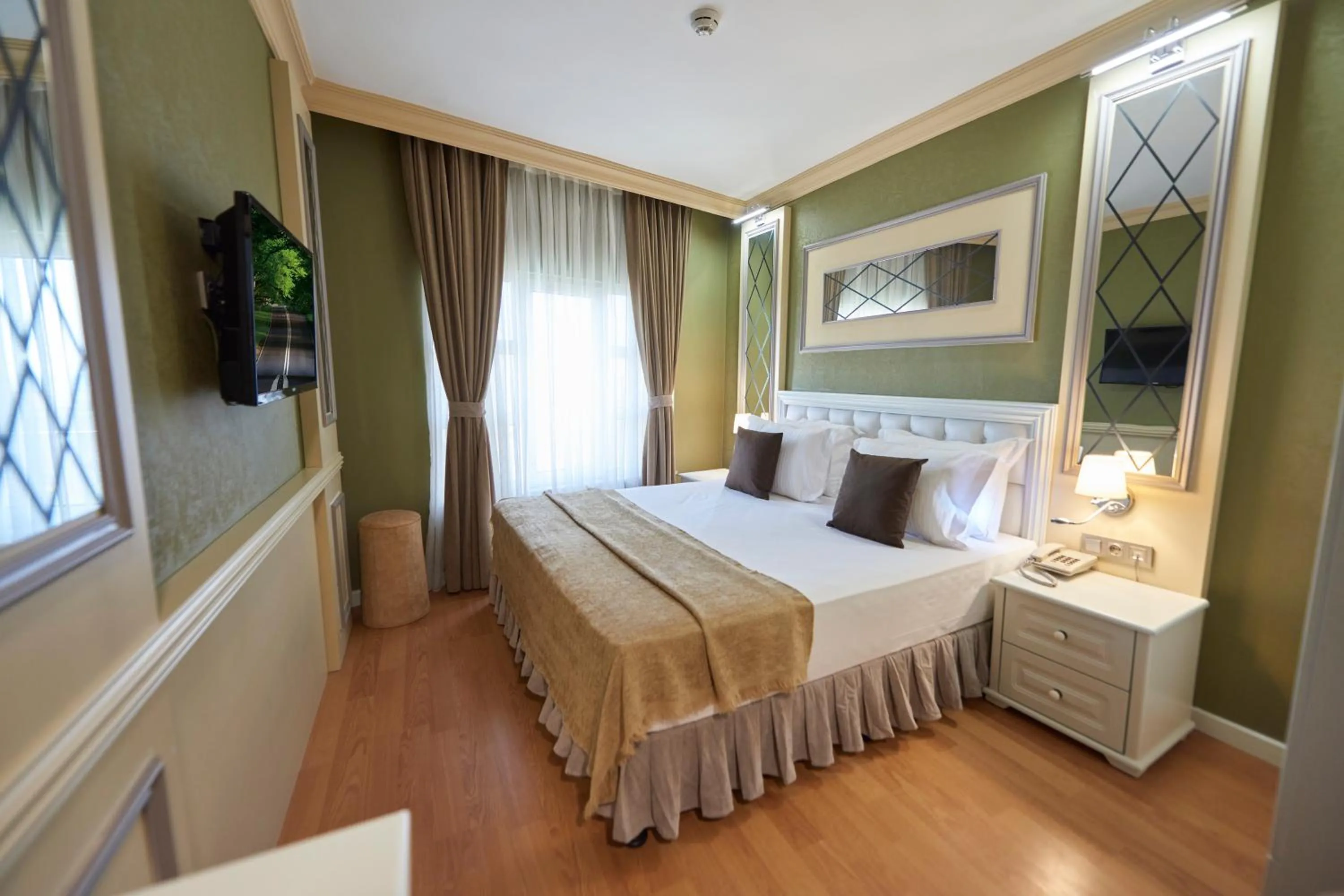 Photo of the whole room, Bed in Sunlight Hotel