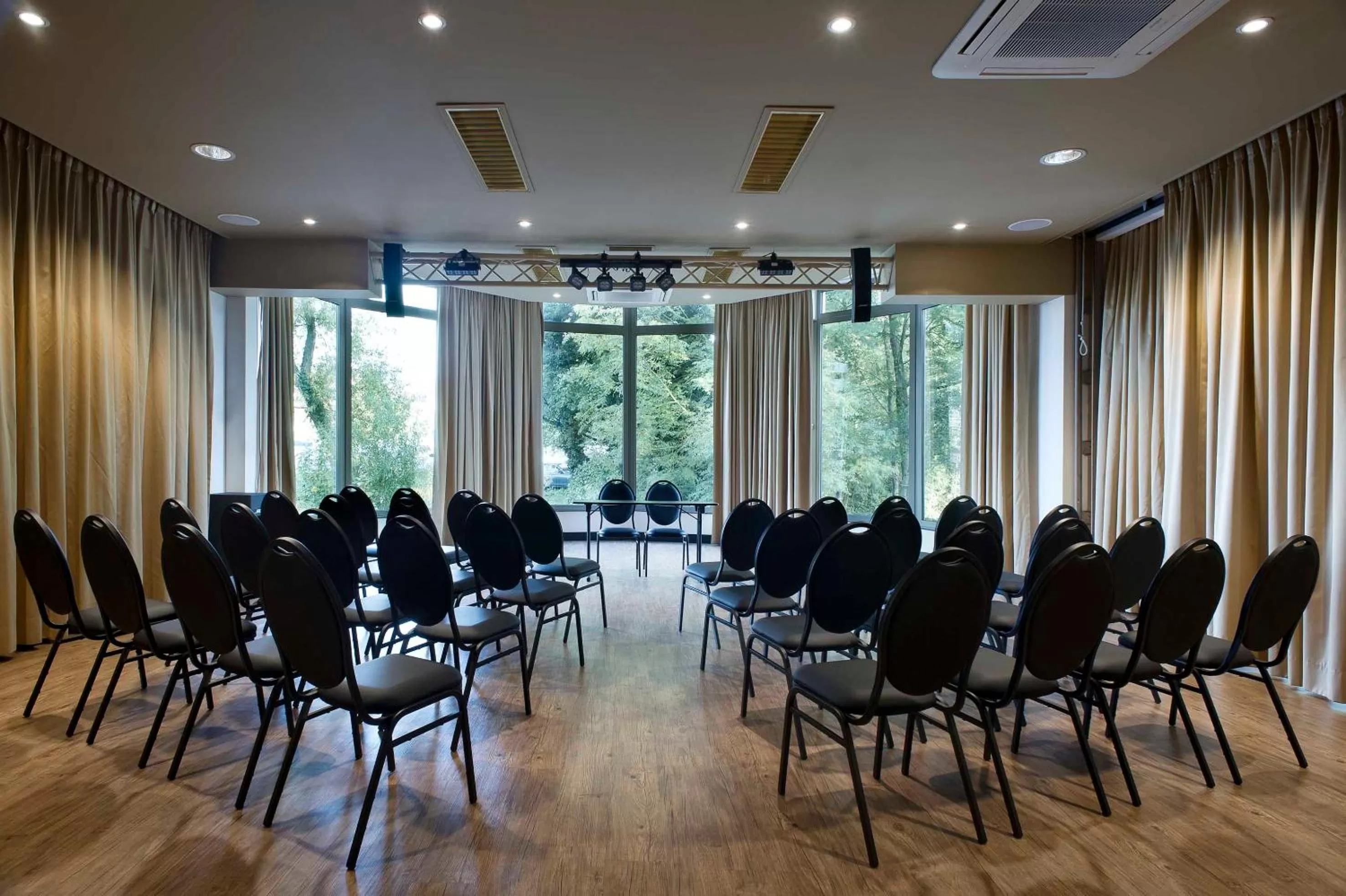 Business facilities in M Hotel