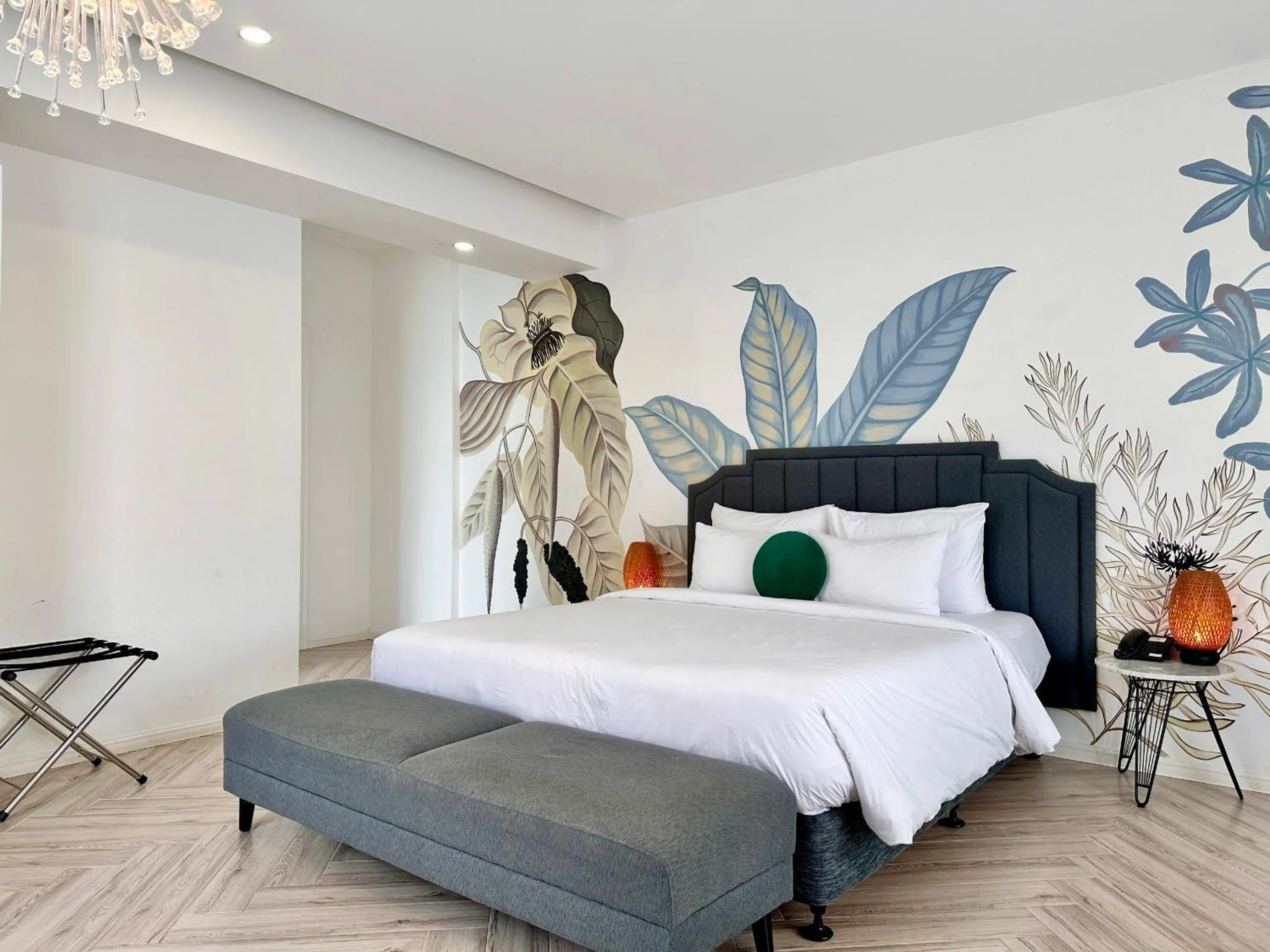 Bedroom, Bed in Len's Hotel