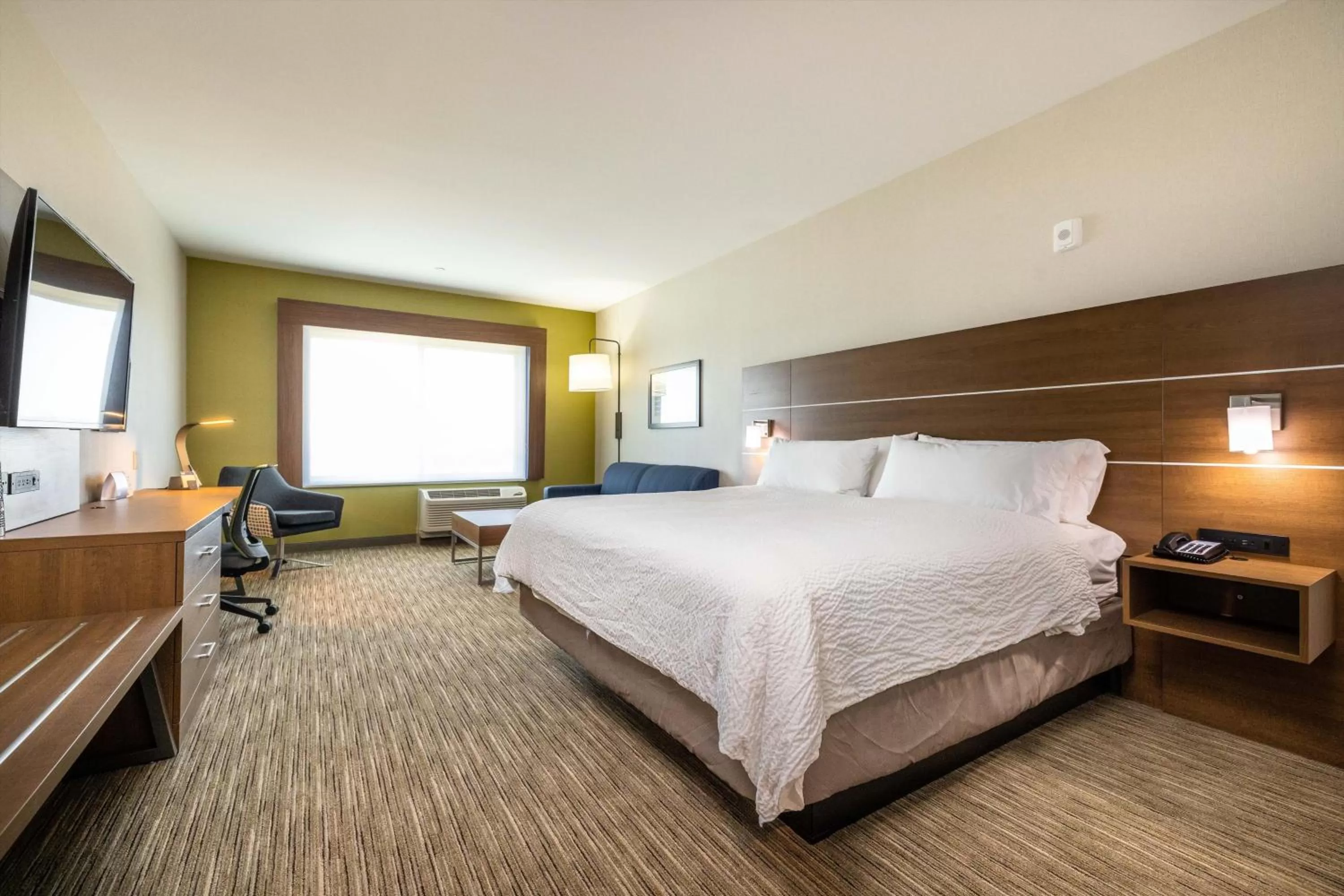 Photo of the whole room, Bed in Holiday Inn Express & Suites - San Jose Silicon Valley by IHG