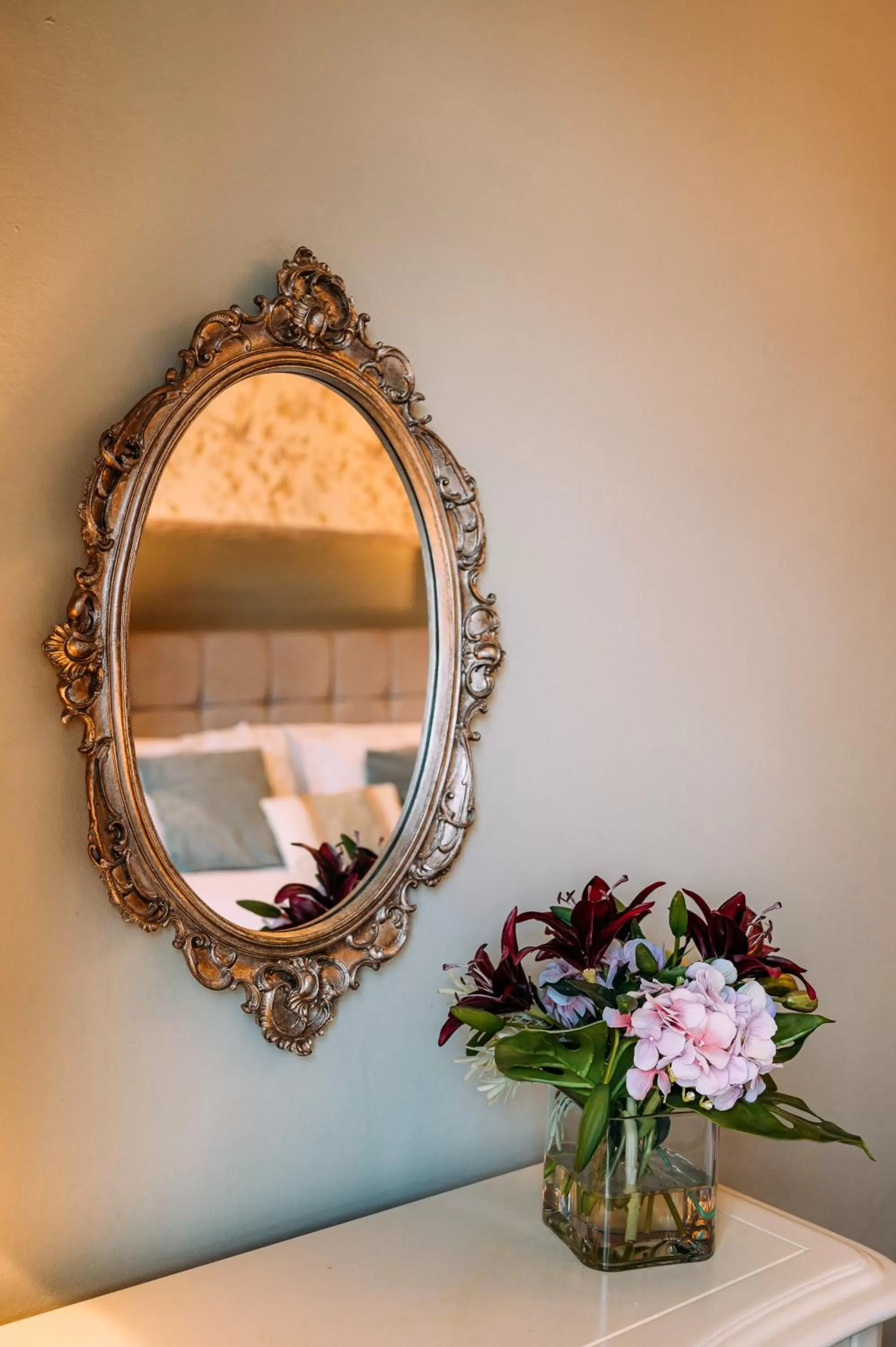 Bedroom in The Queens Hotel