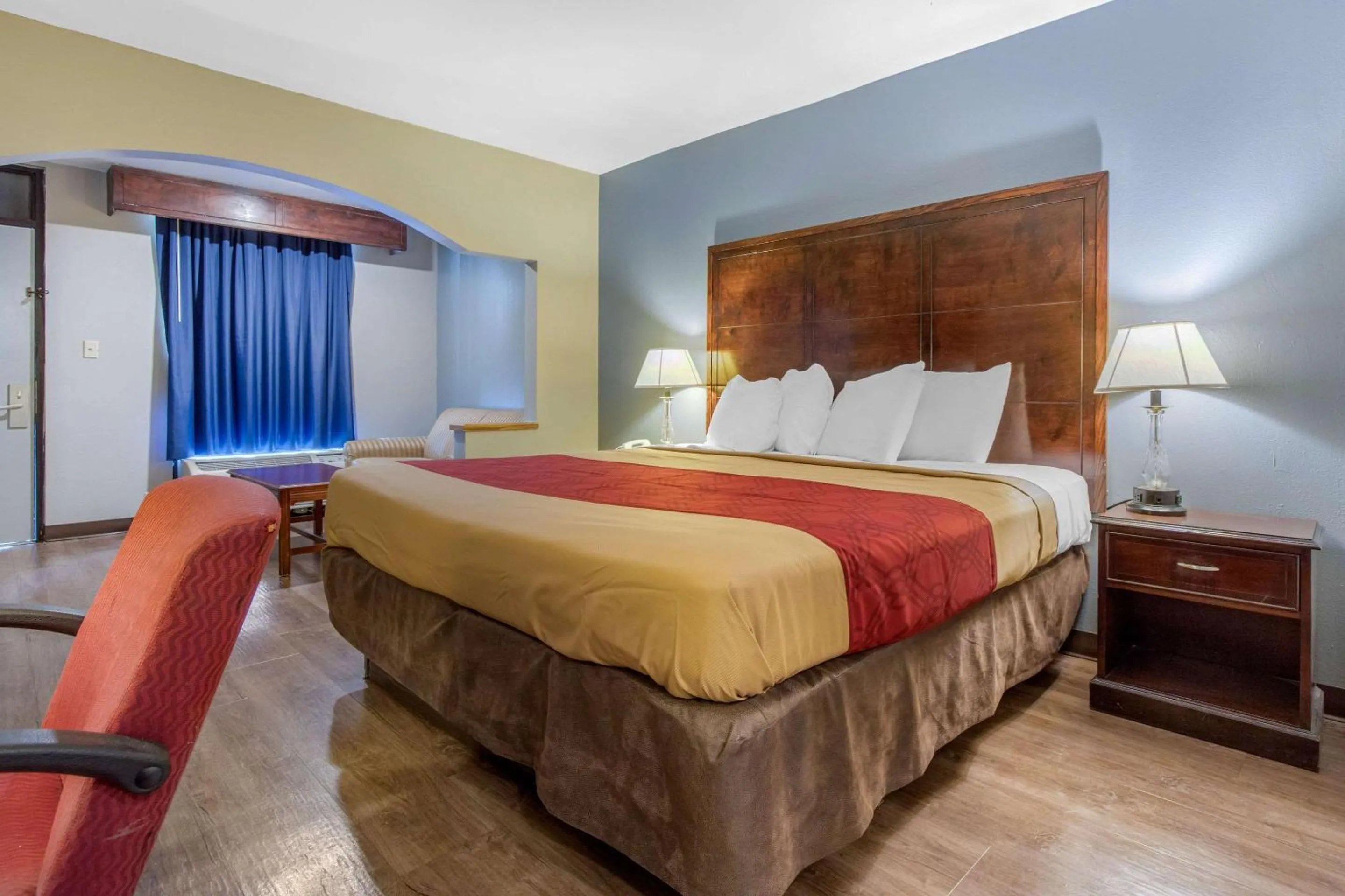 Photo of the whole room, Bed in Econo Lodge Aiken Central