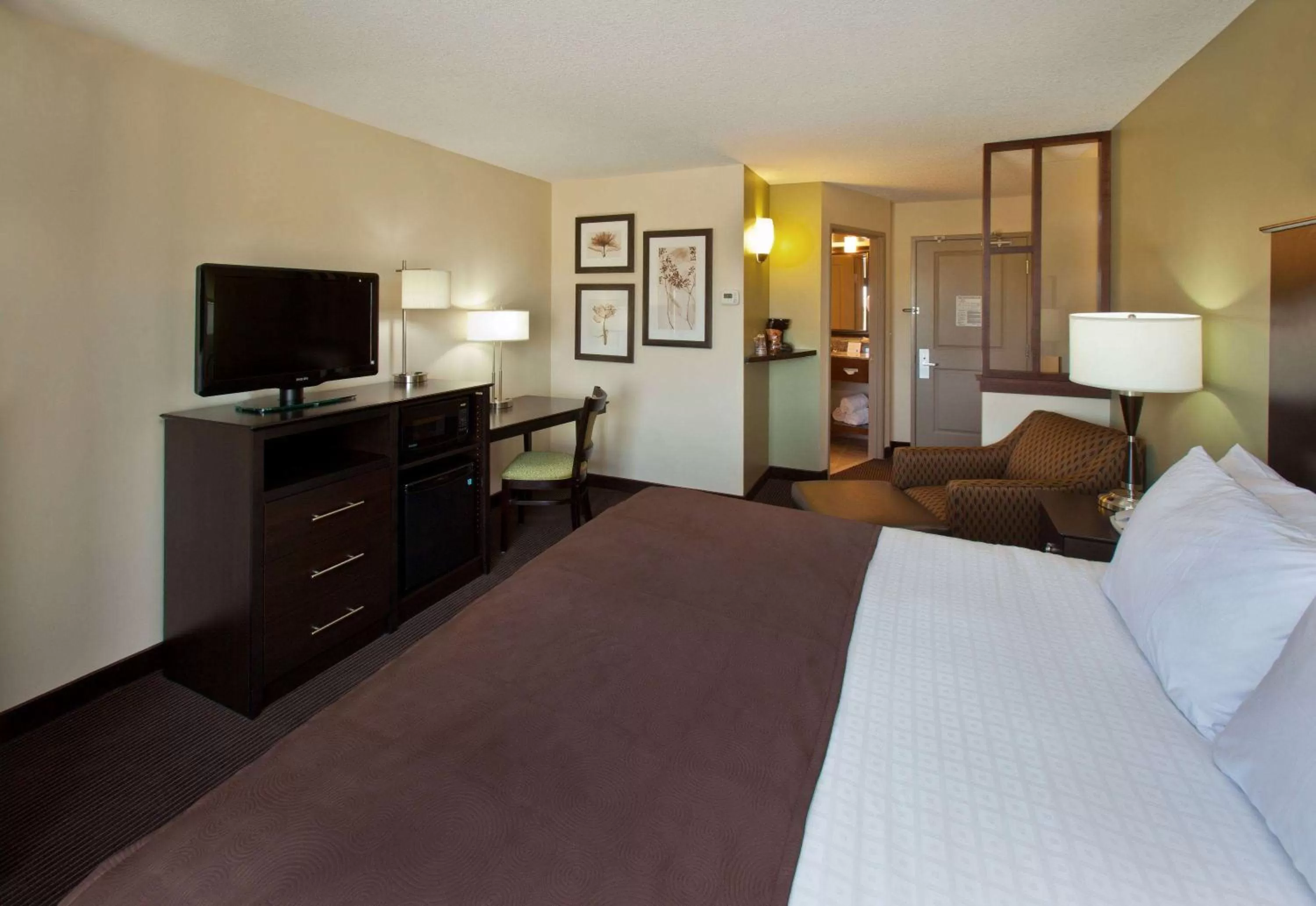 Photo of the whole room, Bed in AmericInn by Wyndham Fairfield