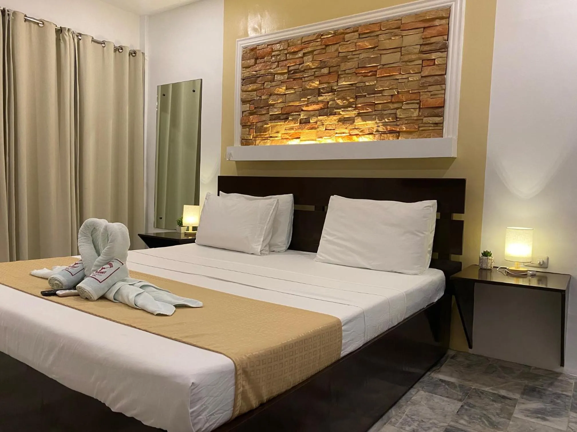 Bed in Papa Freds Beach Resort