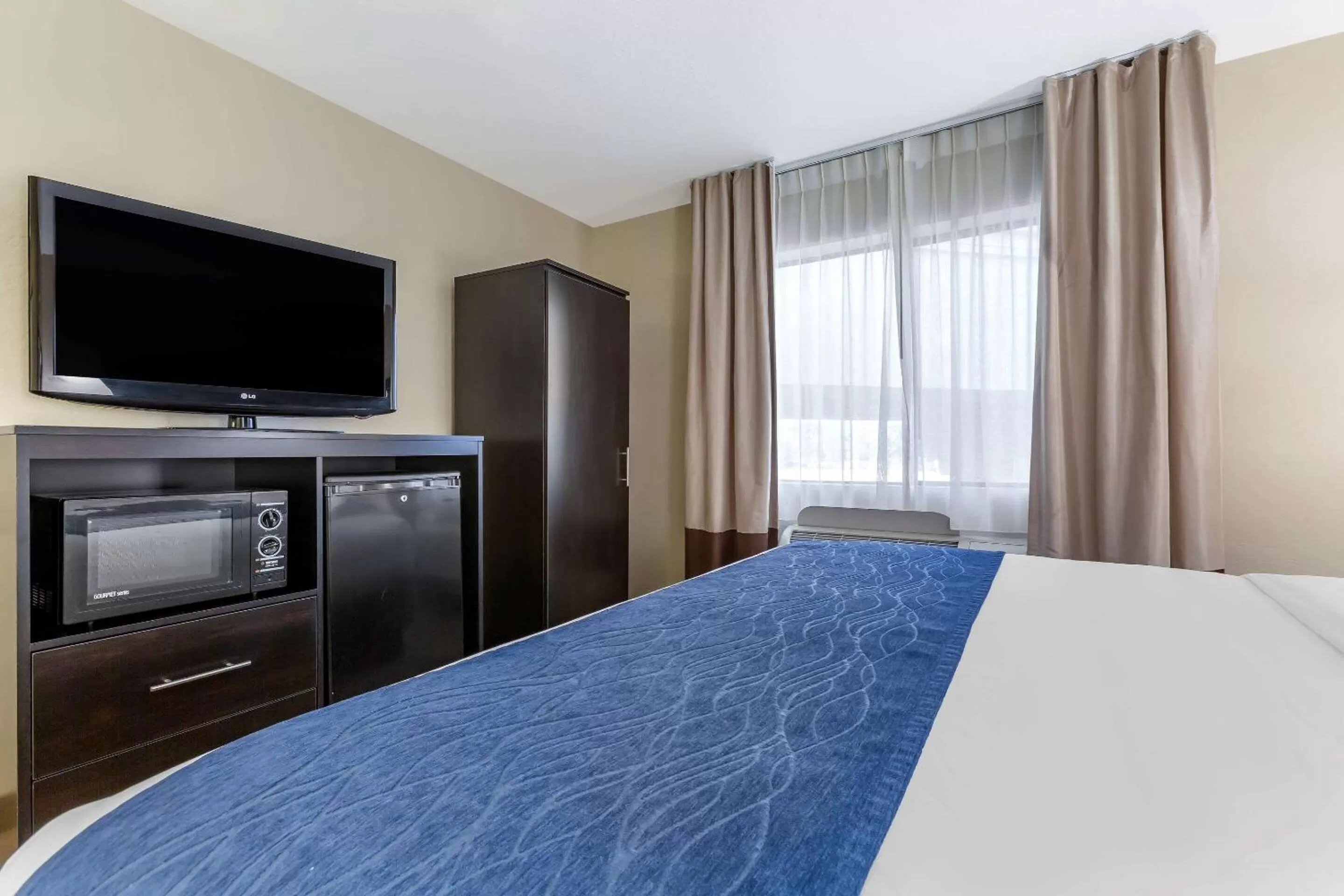 Photo of the whole room, Bed in Comfort Inn & Suites Surprise Near Sun City West
