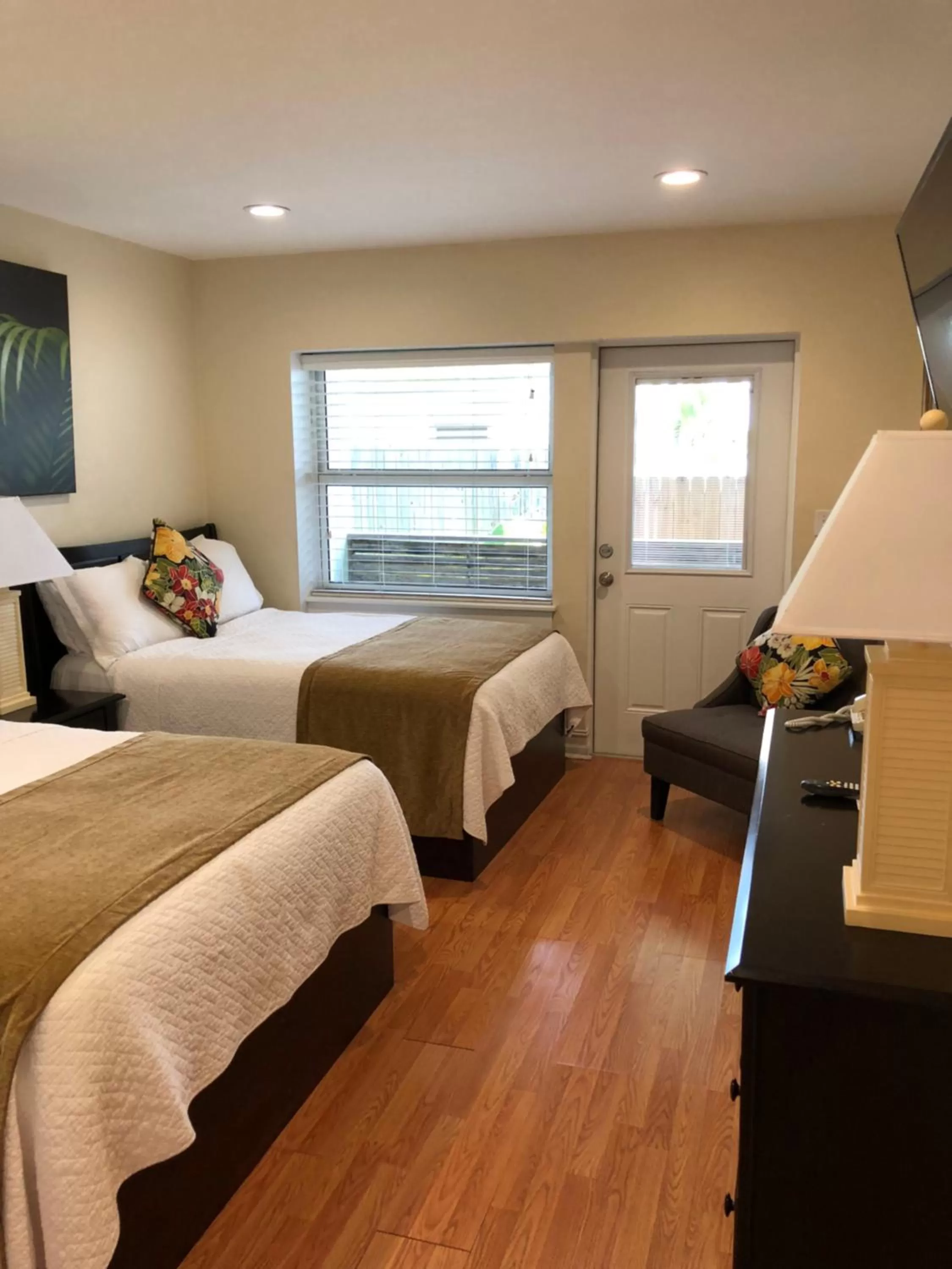 Photo of the whole room, Bed in Harborside Motel & Marina