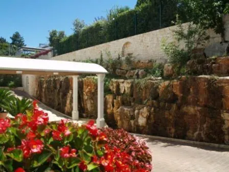 Garden in Park Hotel La Grave