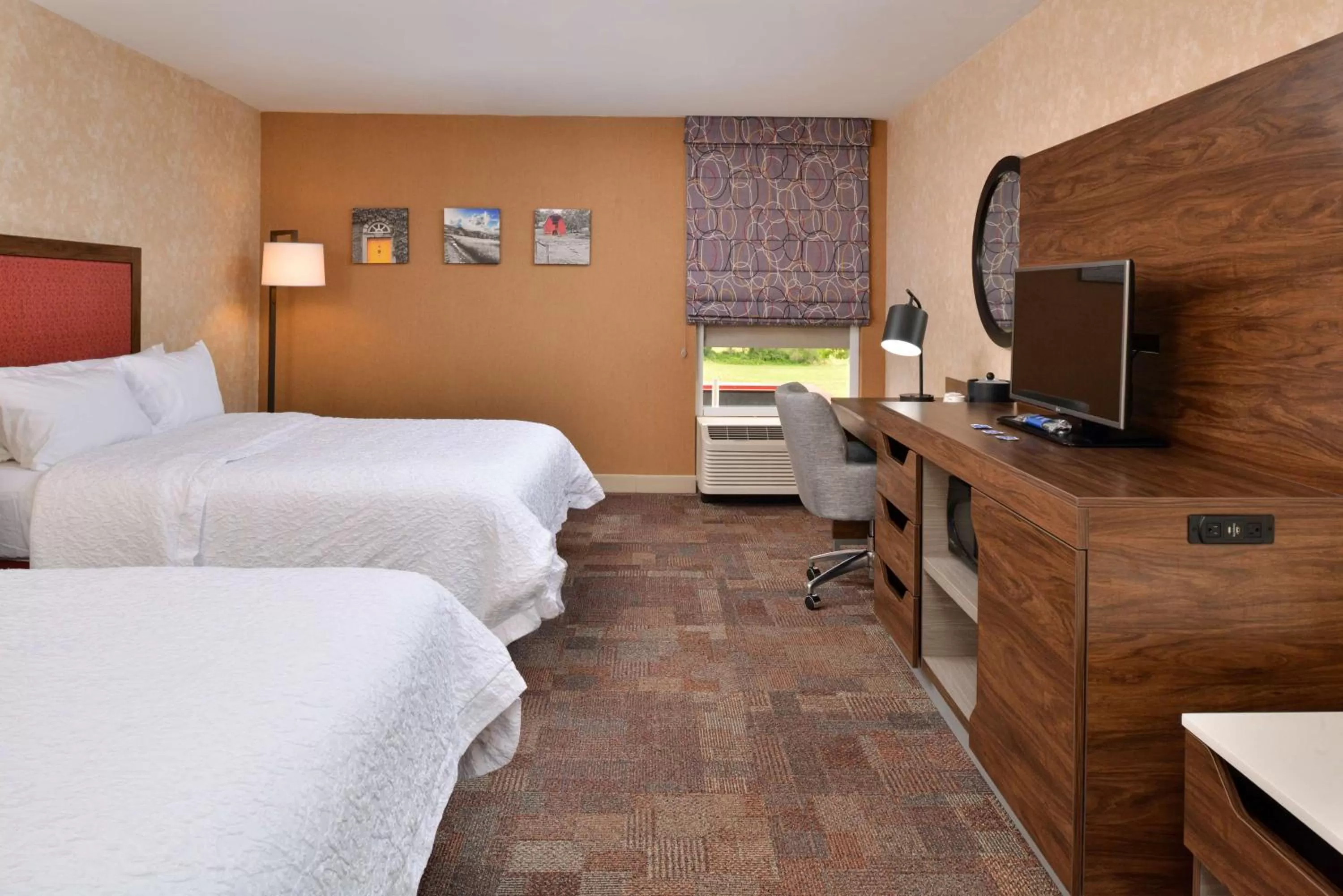Bedroom, Bed in Hampton Inn Wytheville