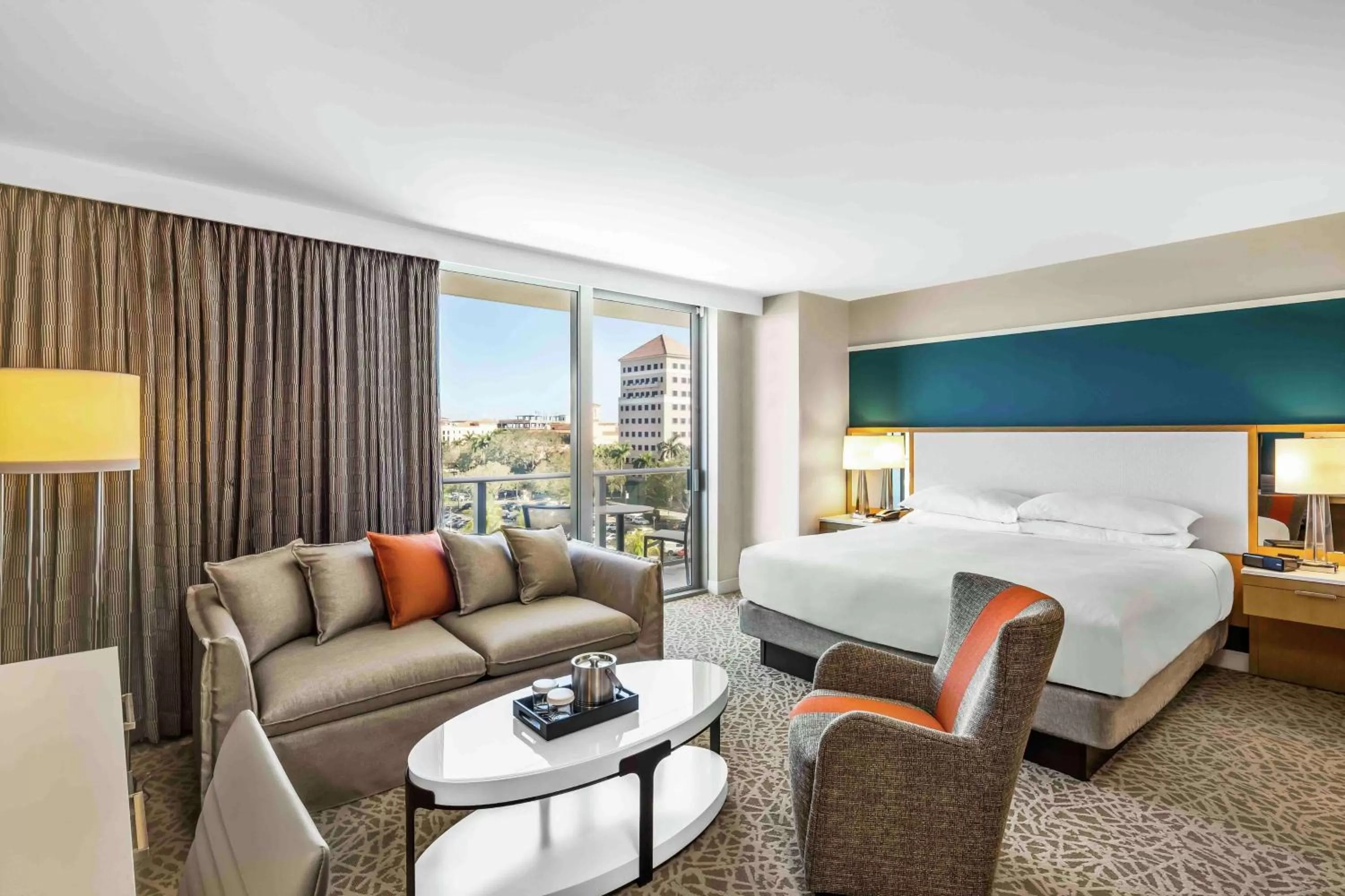 Living room, Bed in Hilton Miami Dadeland