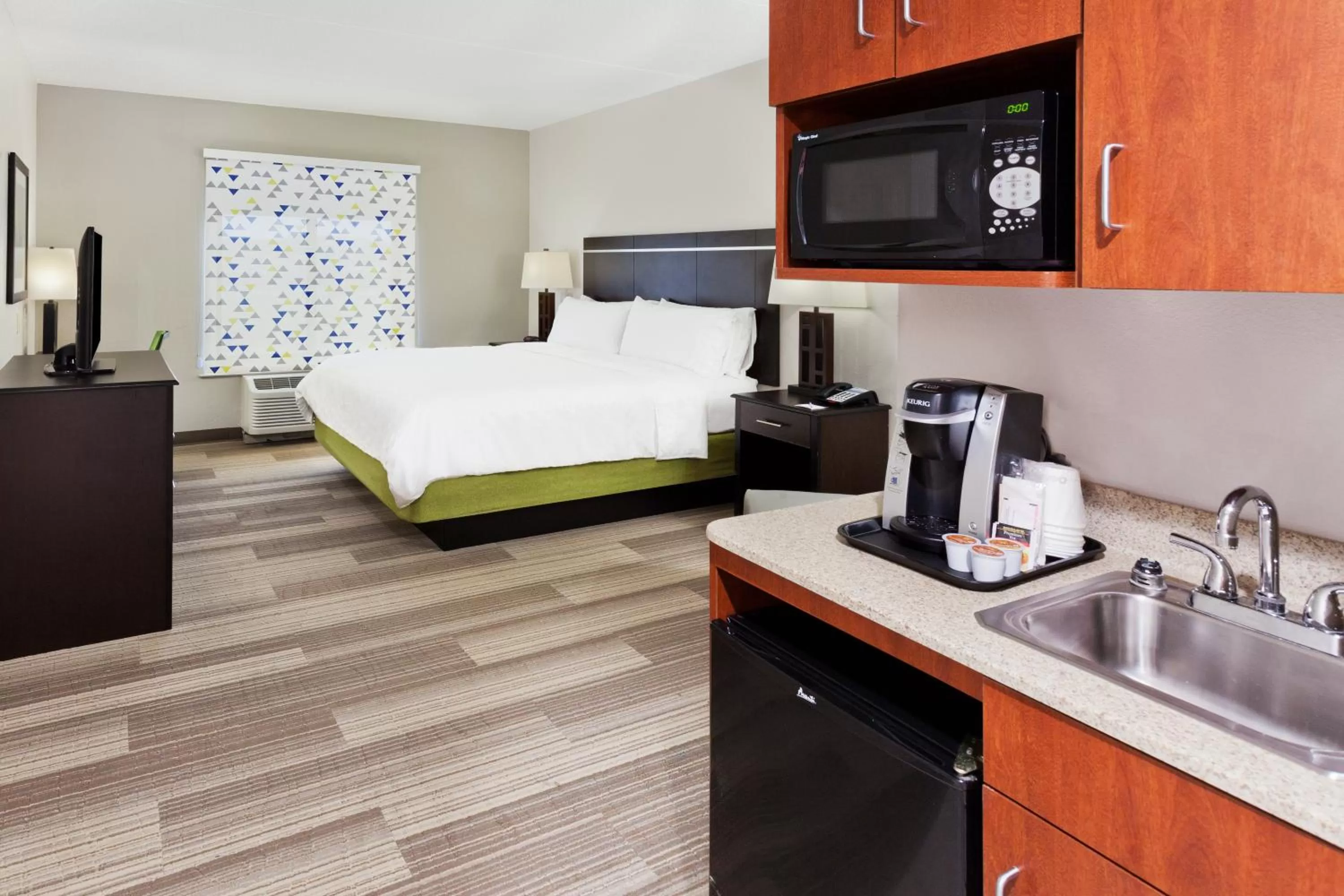 Photo of the whole room, Bed in Holiday Inn Express Hotel & Suites Montgomery Boyd-Cooper Parkway by IHG