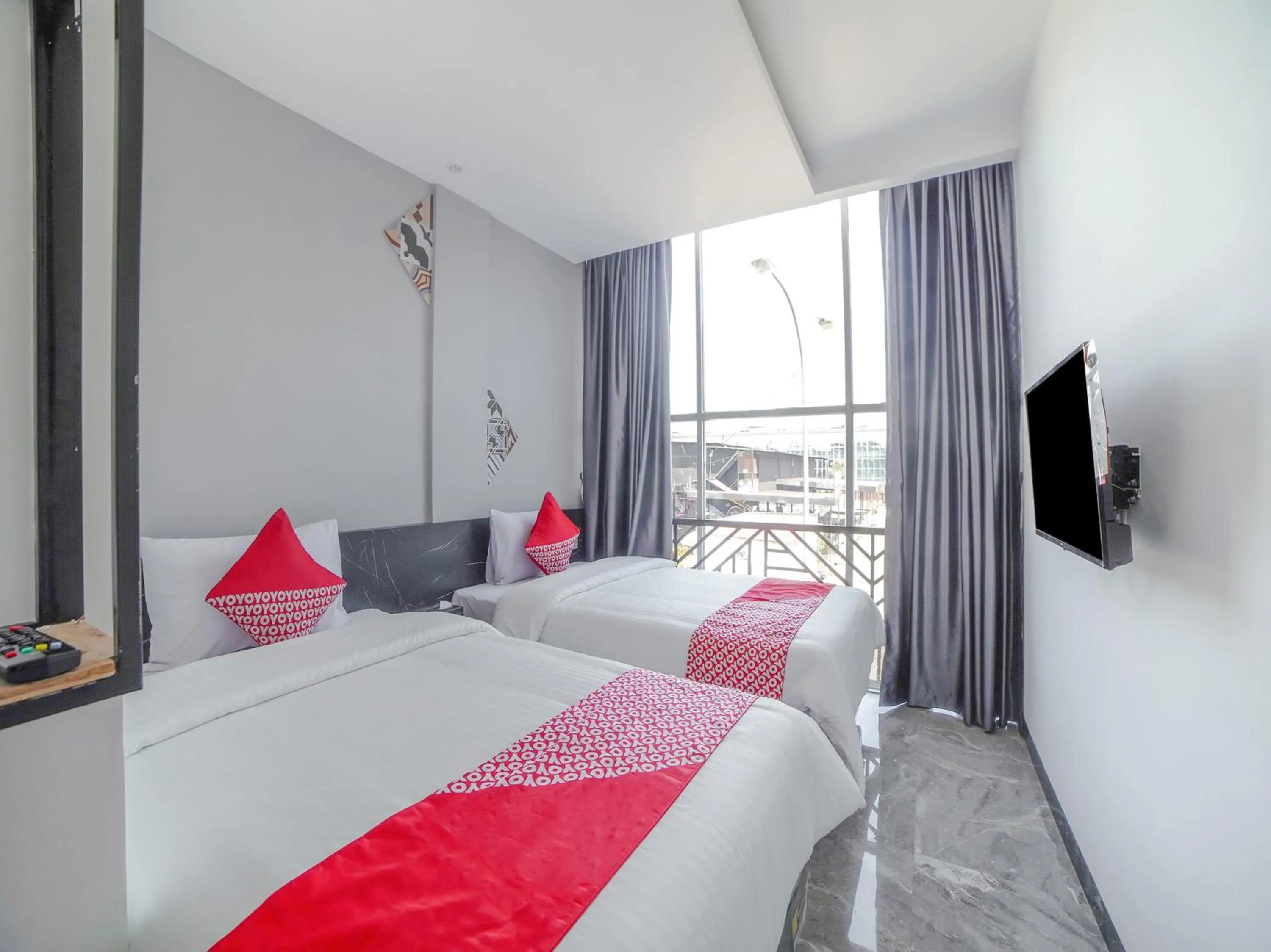 Standard Twin Room in SUPER OYO Capital O 90447 Kardopa Hotel Megapark