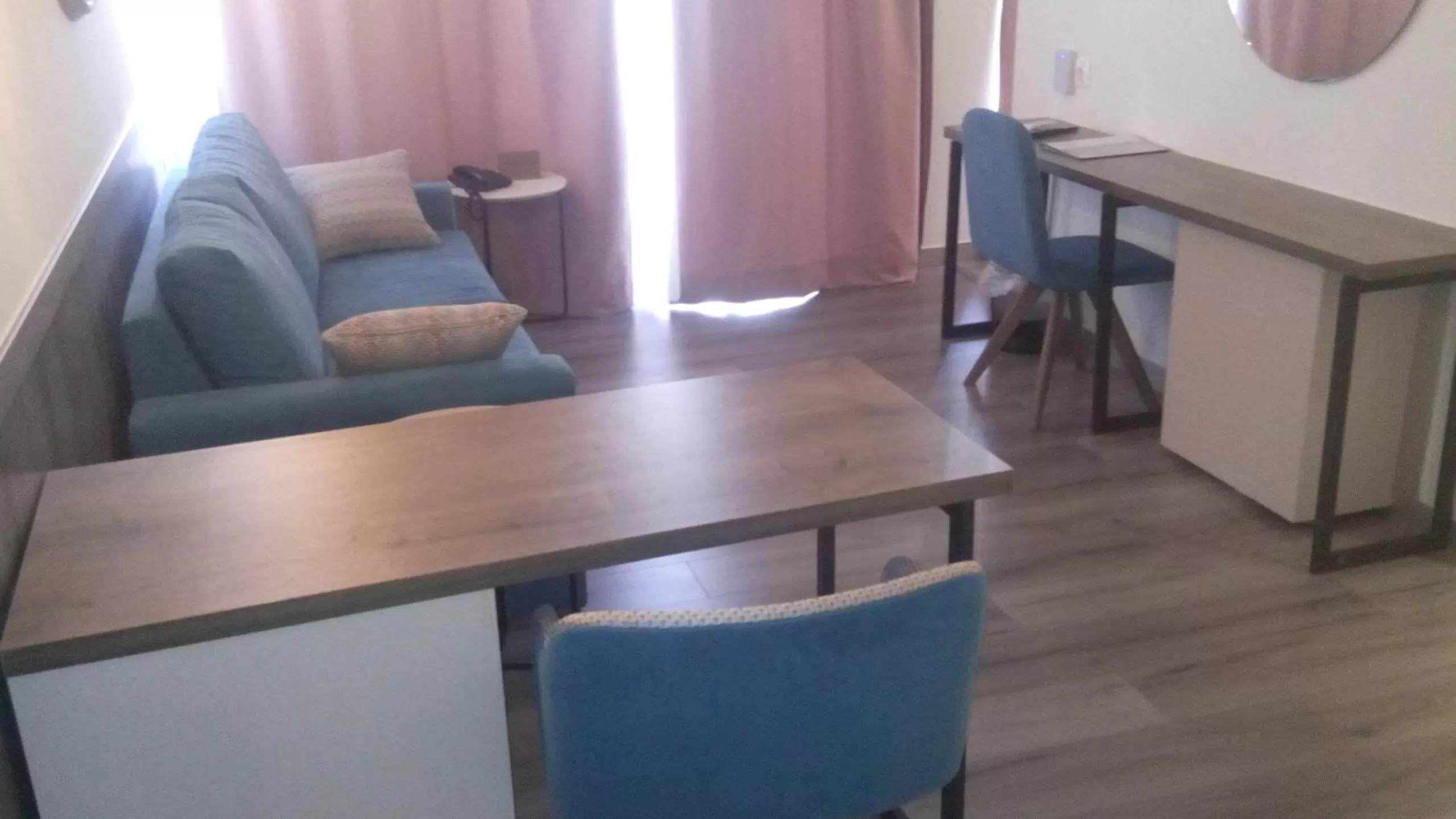 Photo of the whole room in Metropolitan