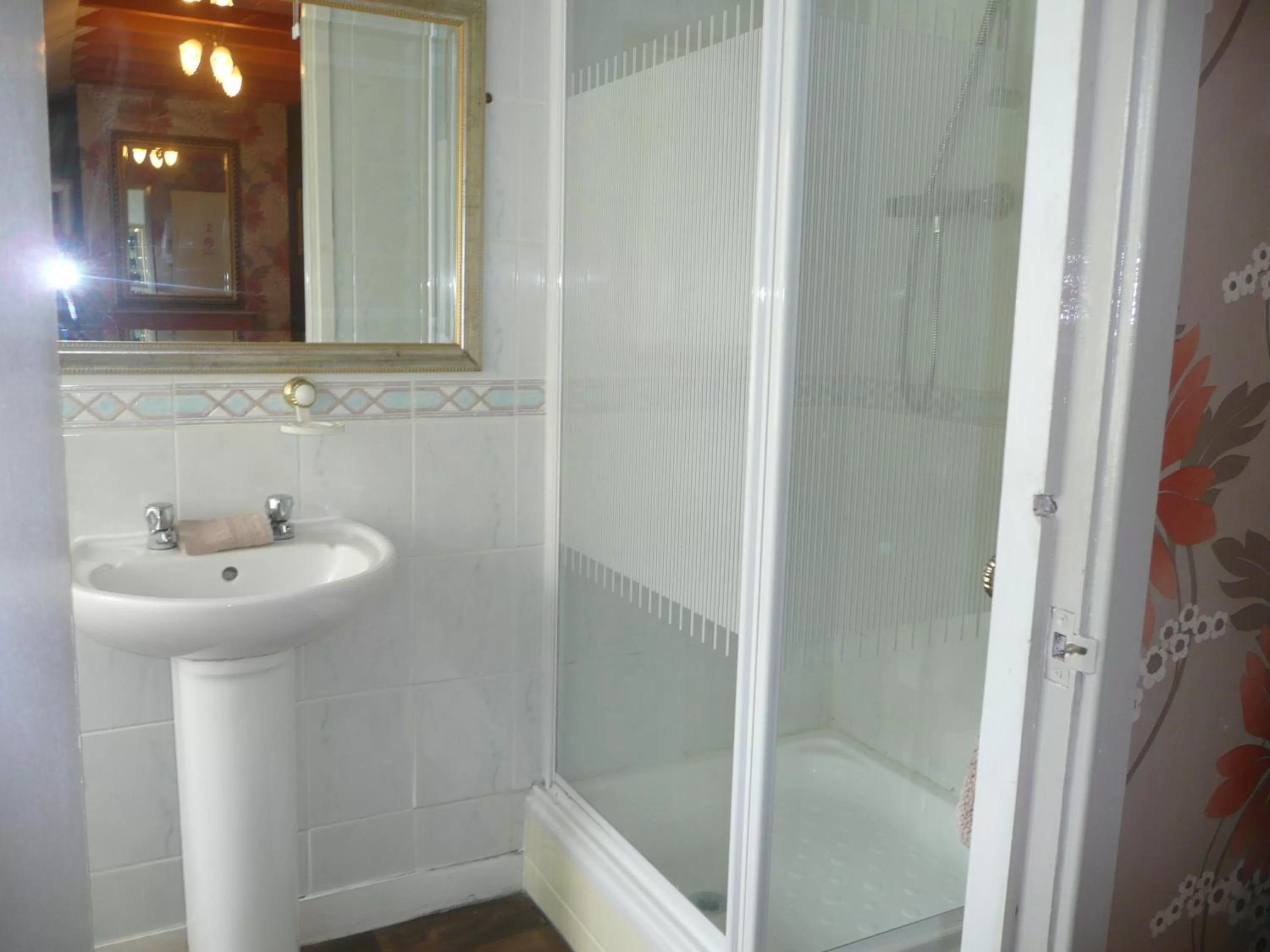 Shower in Noble Lands