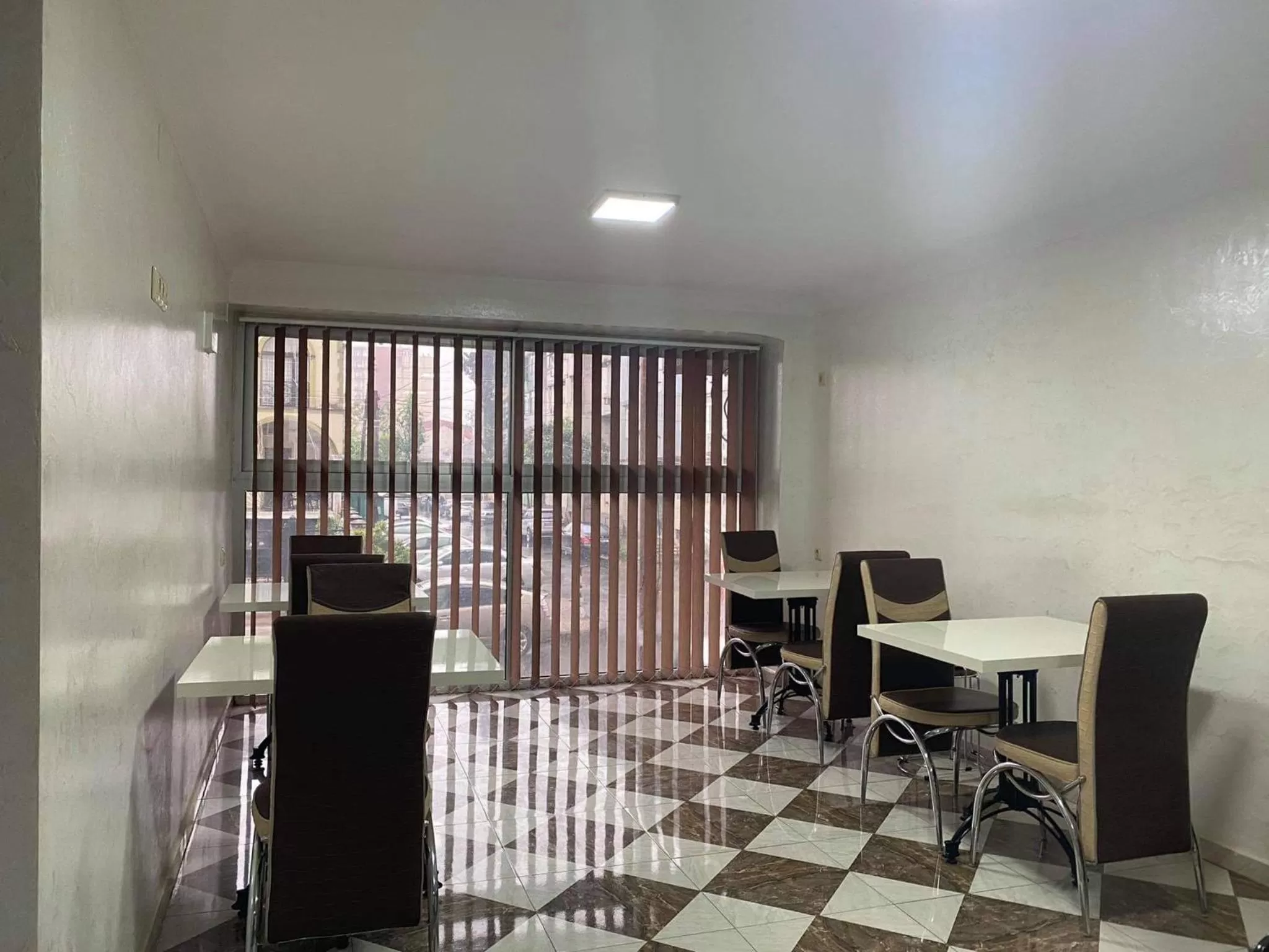 Restaurant/places to eat in Family Hotel