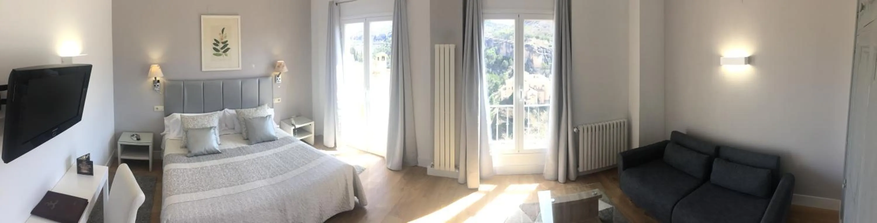 Balcony/Terrace, Bed in Hotel Leonor de Aquitania