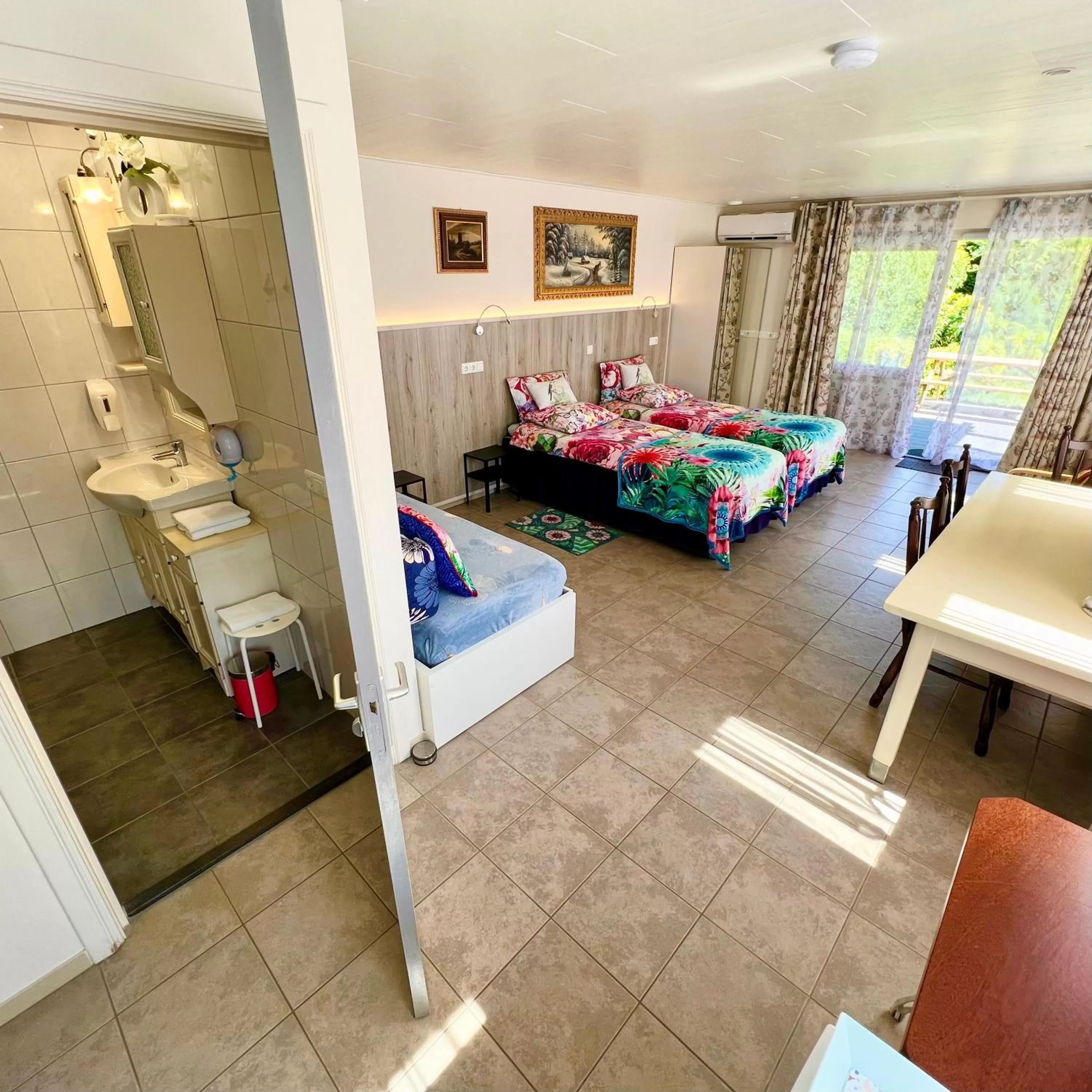 Bed in Rooi Bij de Knoptoren B&B