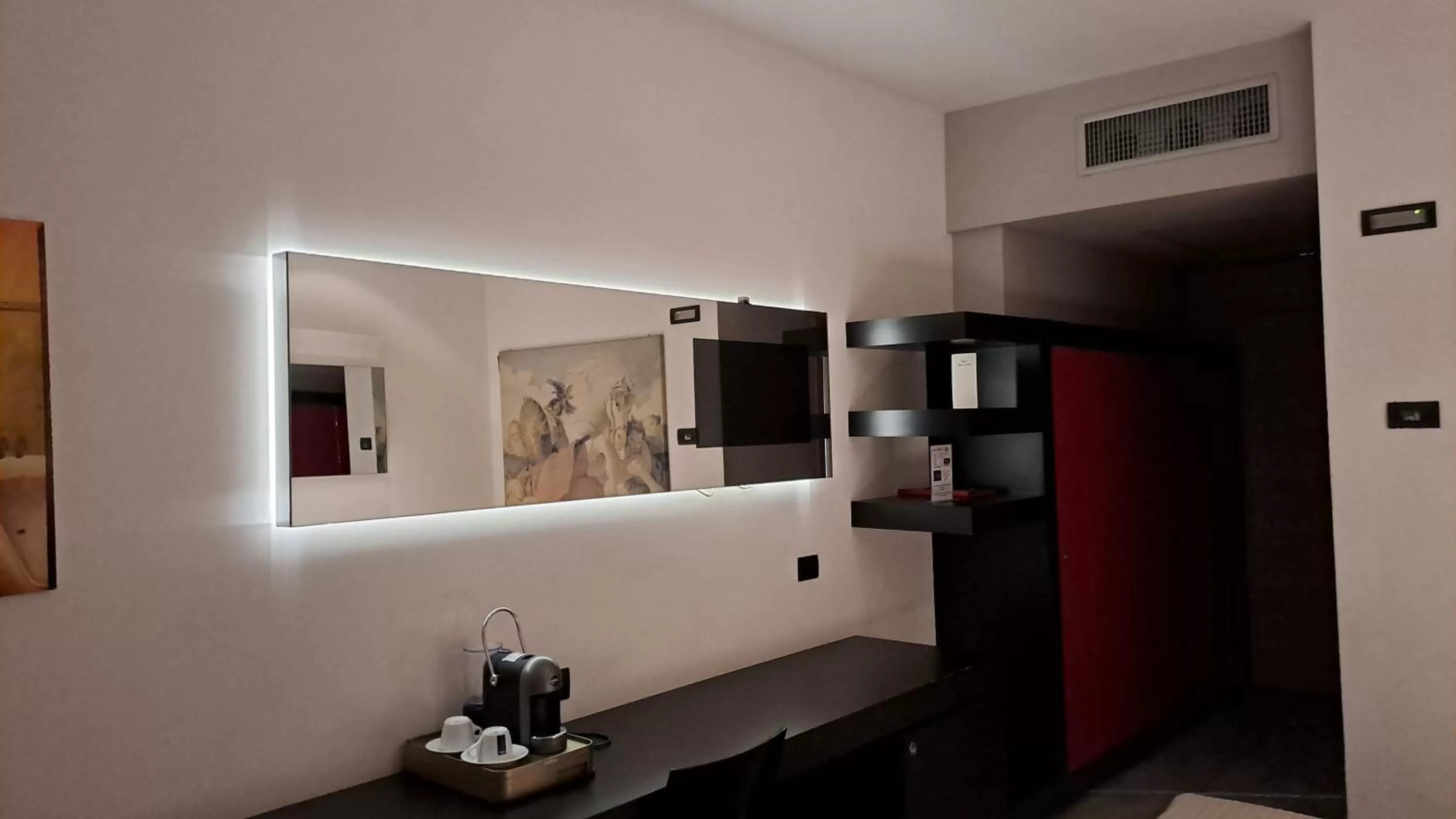 oven in Blue Shades Hotel