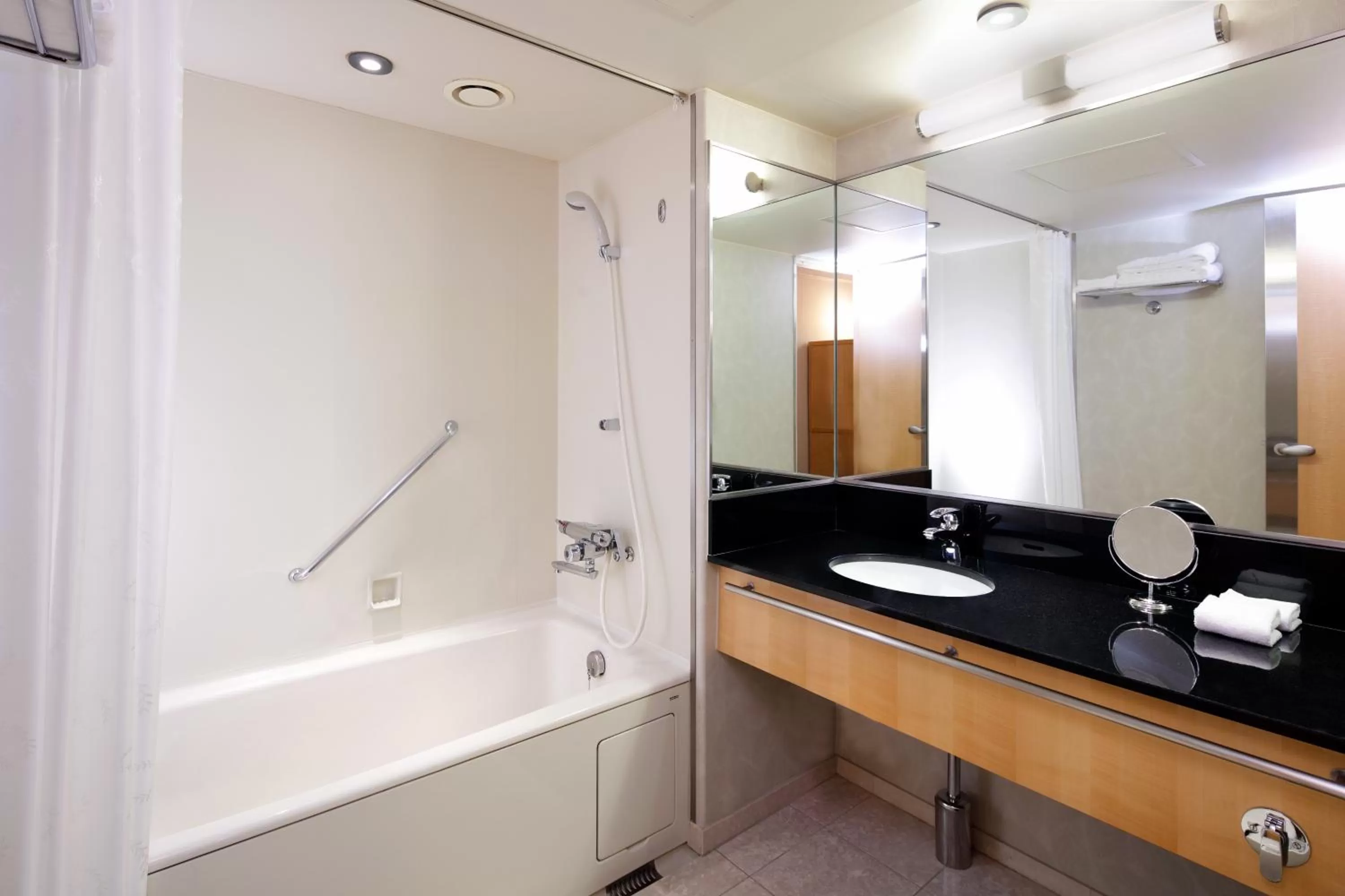 Shower in Sheraton Miyako Hotel Osaka