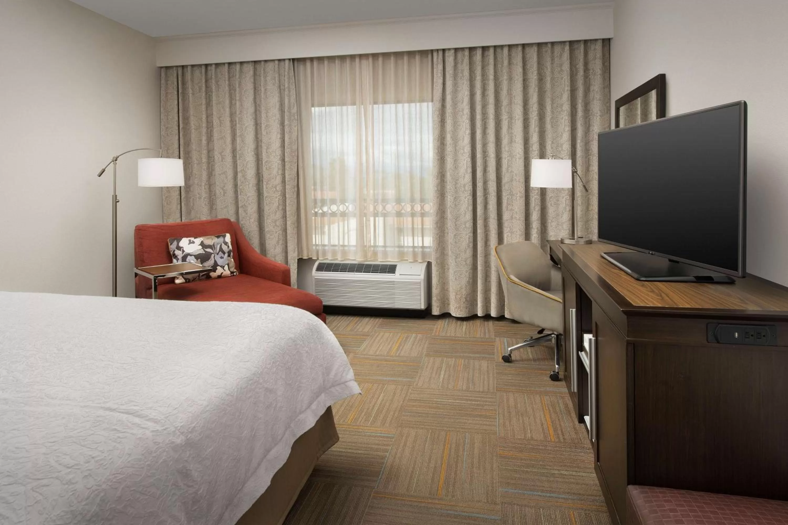 Bedroom, Bed in Hampton Inn & Suites Phoenix/Tempe