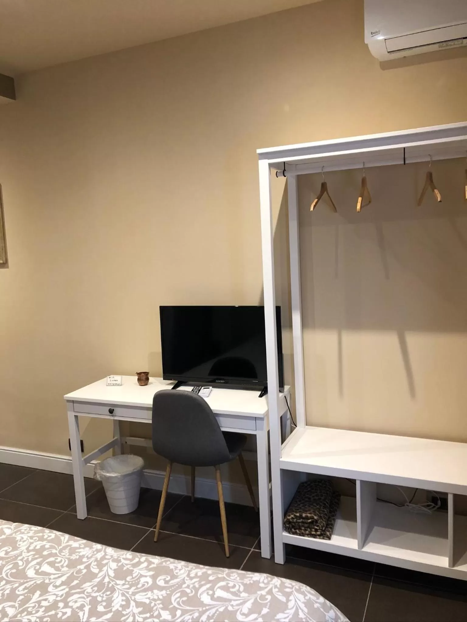 TV/Entertainment Center in Etna Petit Relais