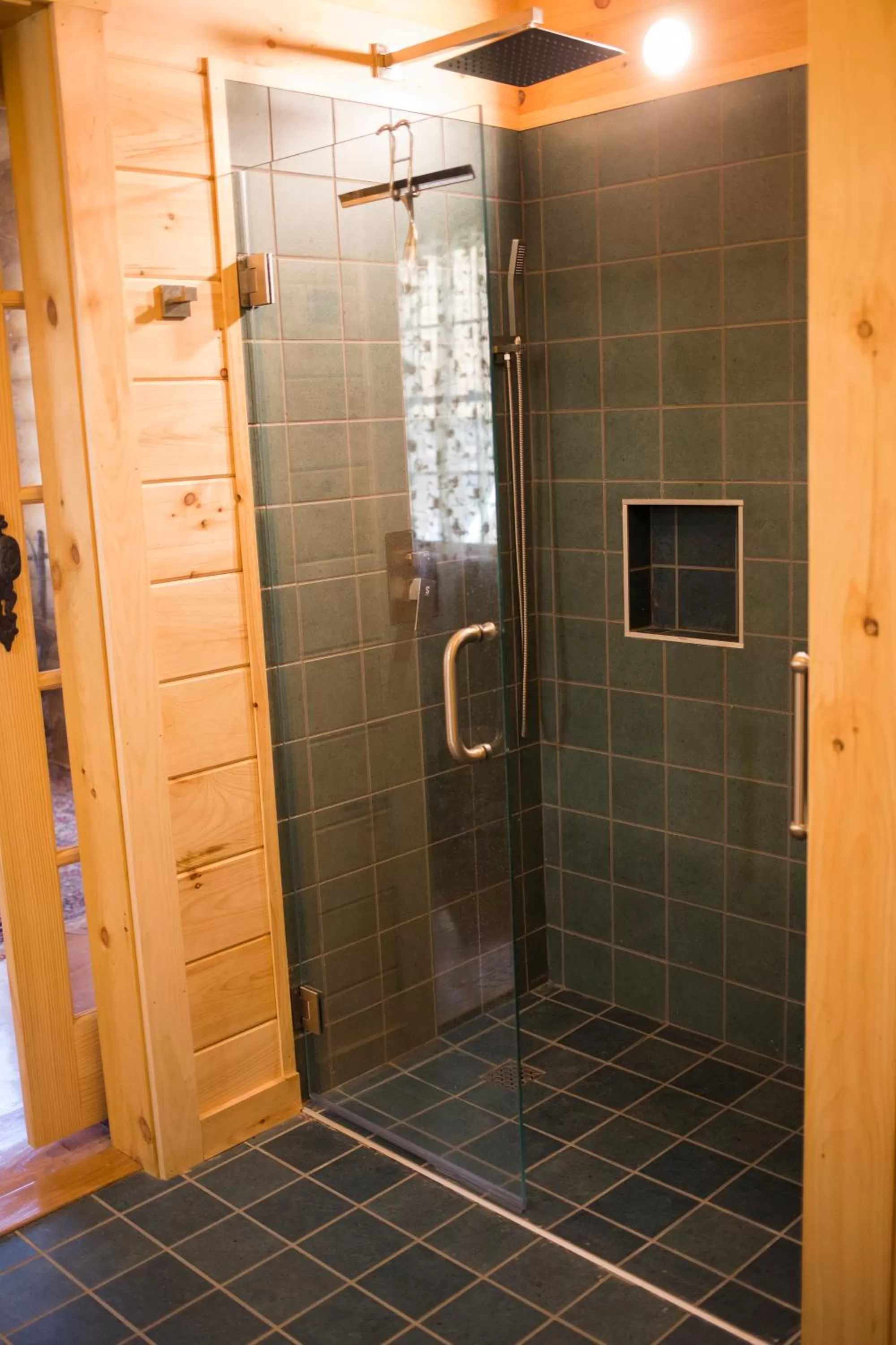 Bathroom in Log Country Inn Bed and Breakfast of Ithaca