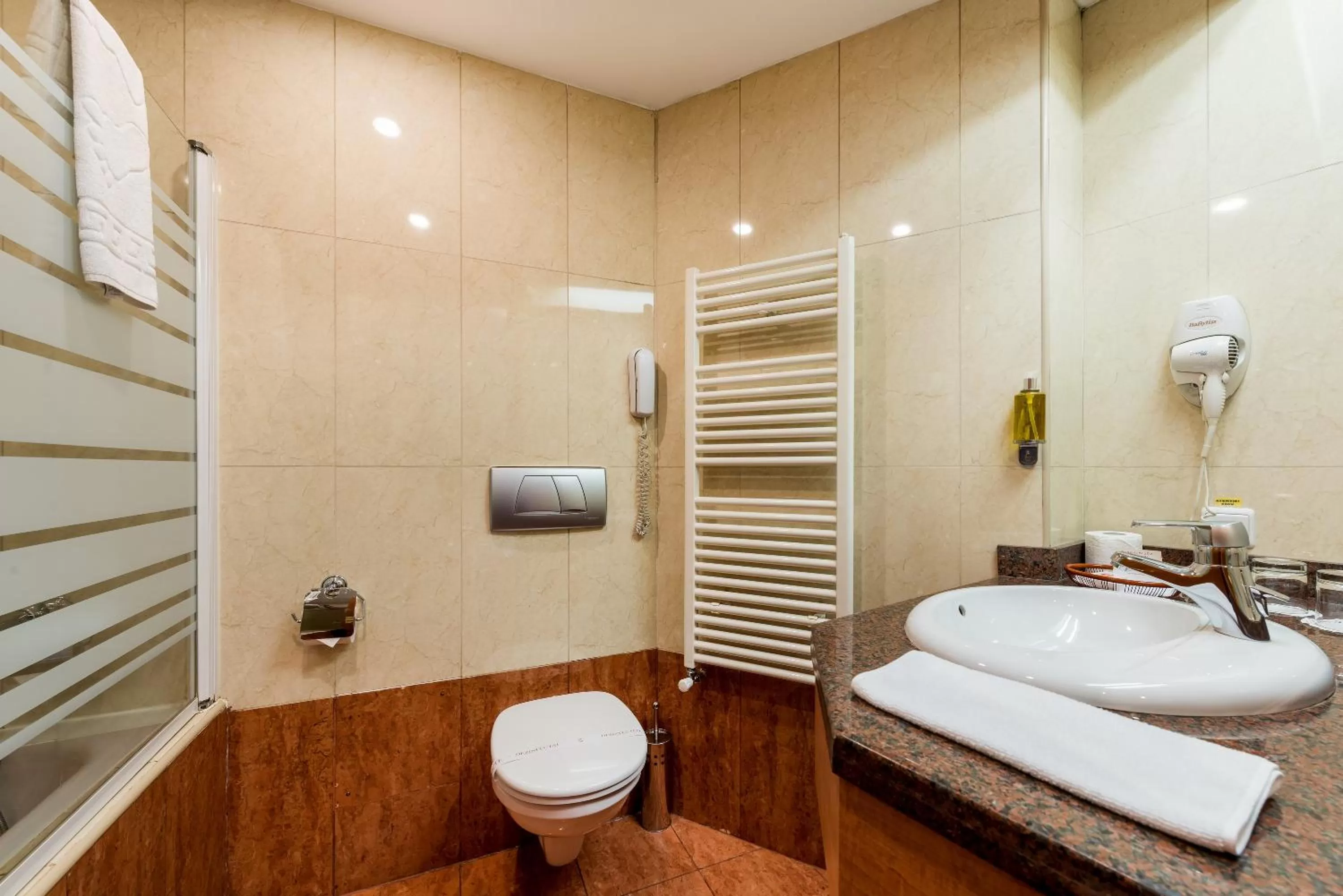 Bathroom in Hotel Duke Romana City Center