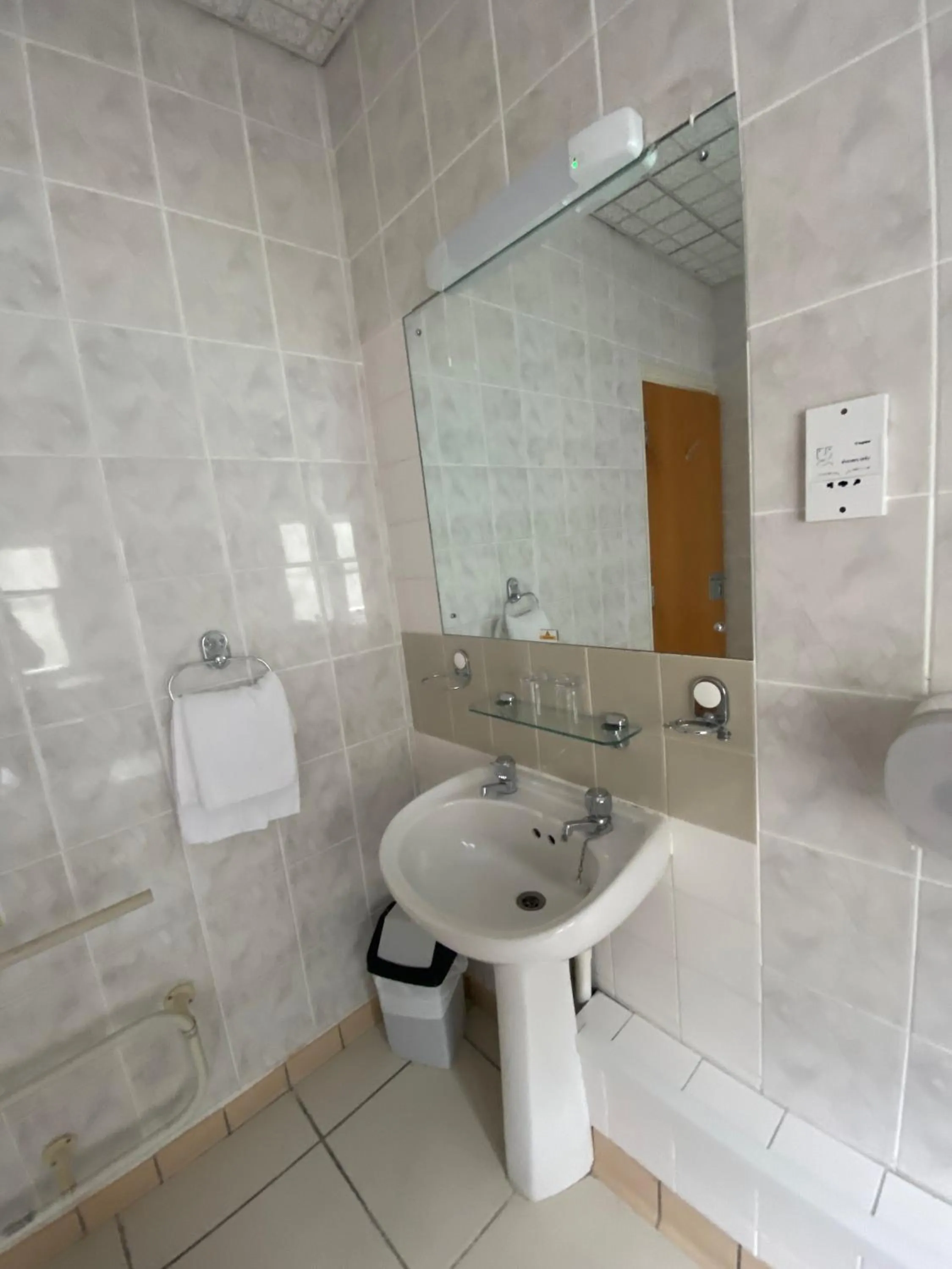 Bathroom in Cardiff Sandringham Hotel