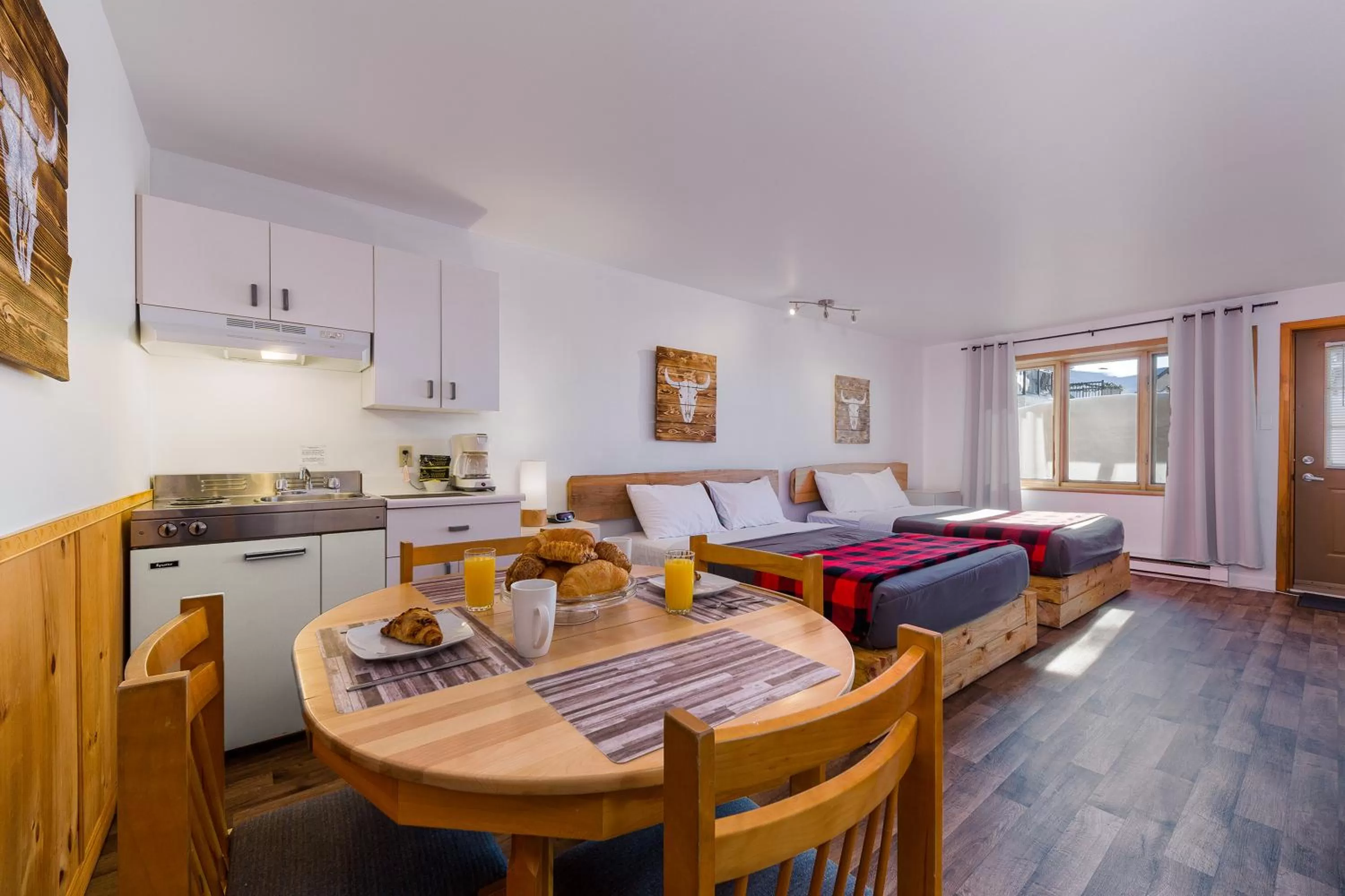 Bed, Dining Area in Complexe les neiges