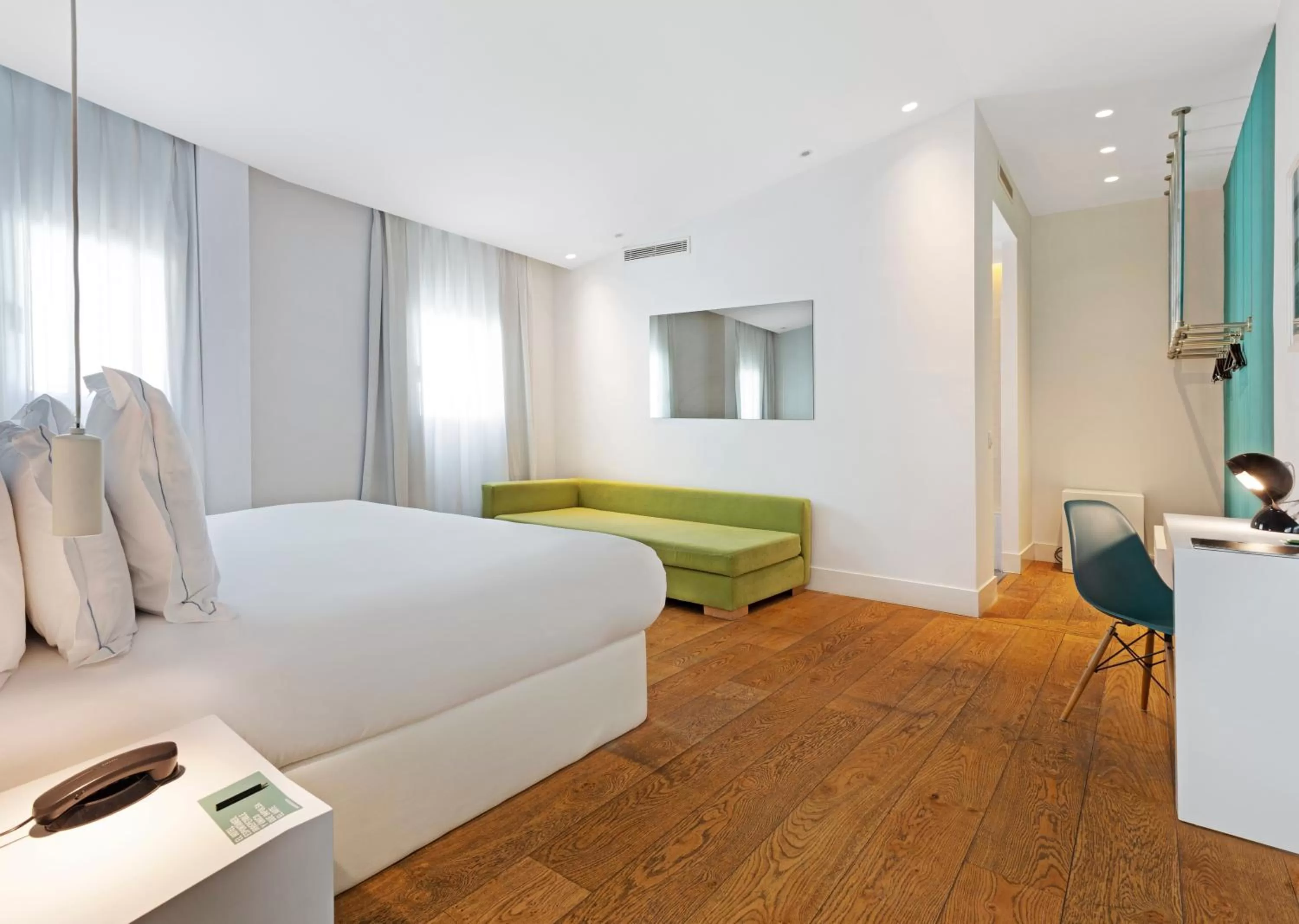 Photo of the whole room, Bed in One Shot Prado